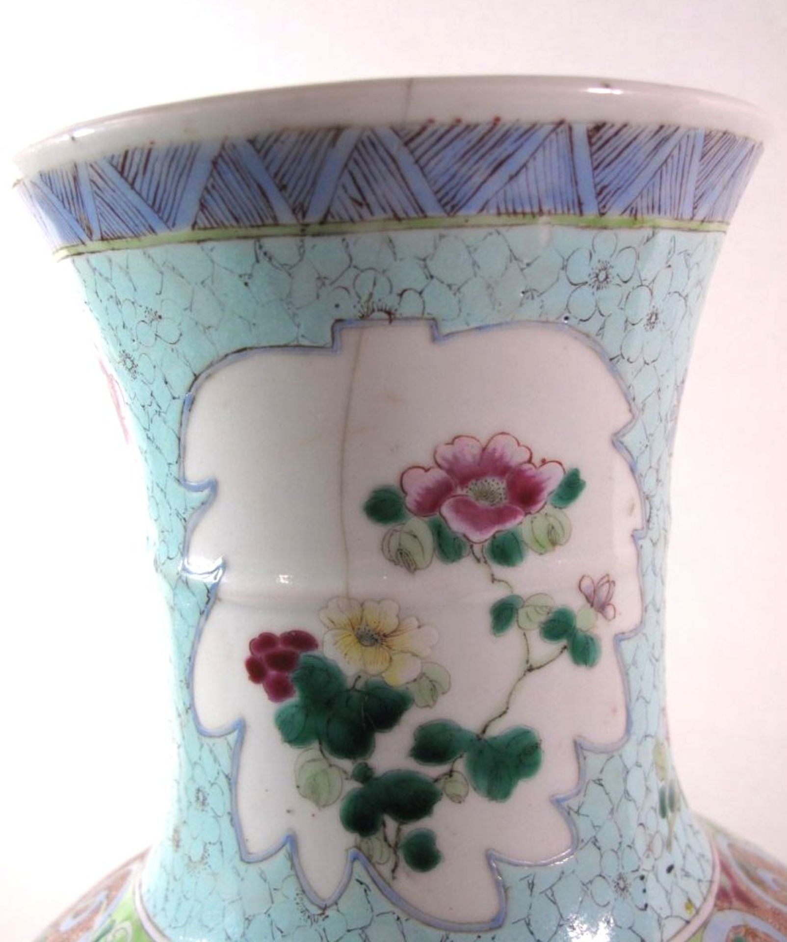 hohe Vase, China, aufwendig dekoriert, Kirschblüten, wohl Anf. 19. Jhd., Altris am Vasenhals, - Bild 7 aus 9