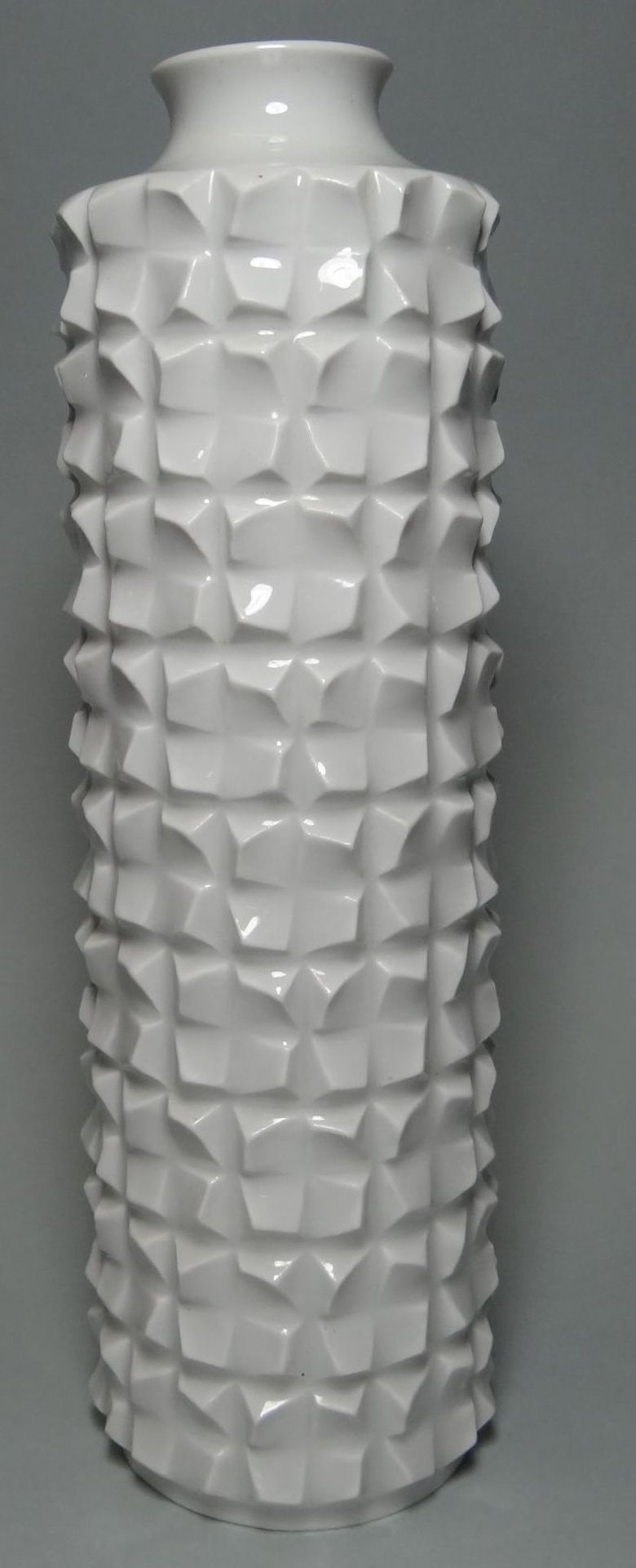 weisse Vase, Reliefdekor "Meissen" Schwertermarke, 1.Wahl. Standring kl. Abplatzer, H-22 cm - Bild 2 aus 5