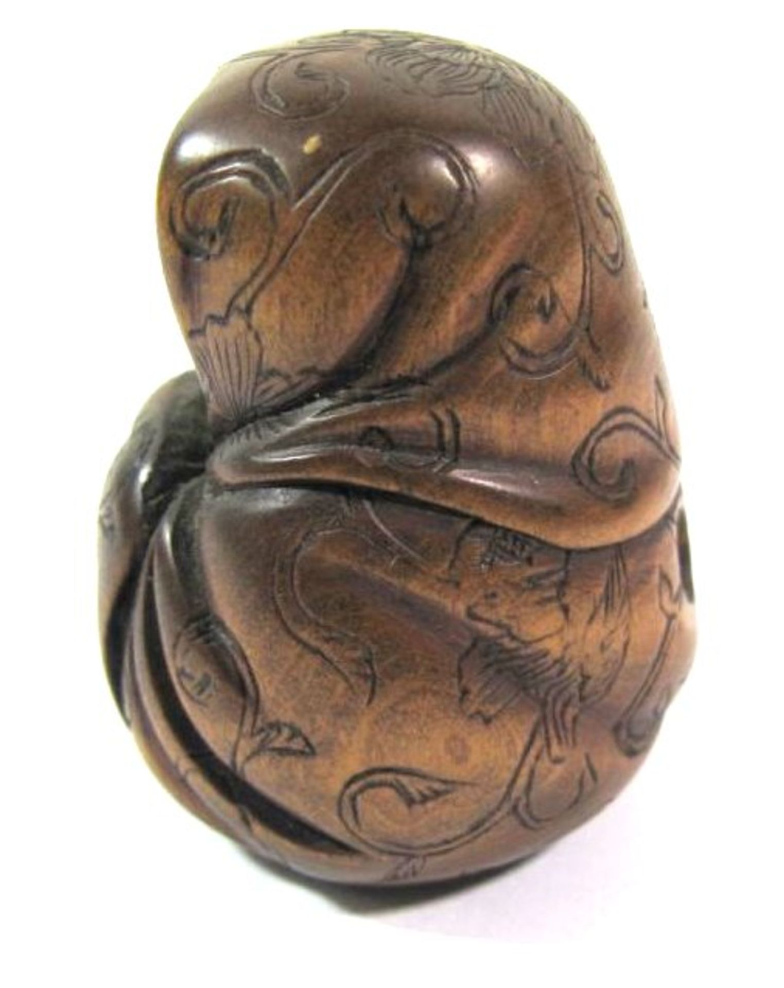 Netsuke, Japan, braunes Holz, Darstellung einer älteren sitzenden Dame in Tuch gehült, signiert, - Bild 2 aus 5