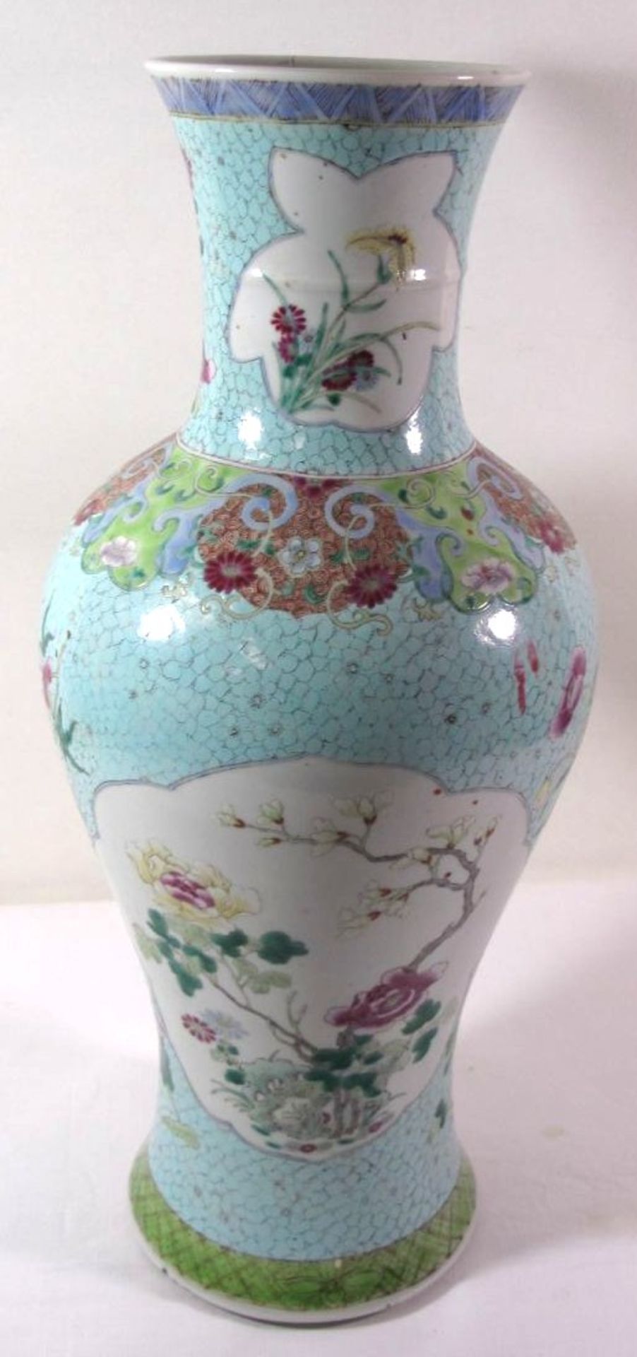 hohe Vase, China, aufwendig dekoriert, Kirschblüten, wohl Anf. 19. Jhd., Altris am Vasenhals, - Bild 3 aus 9