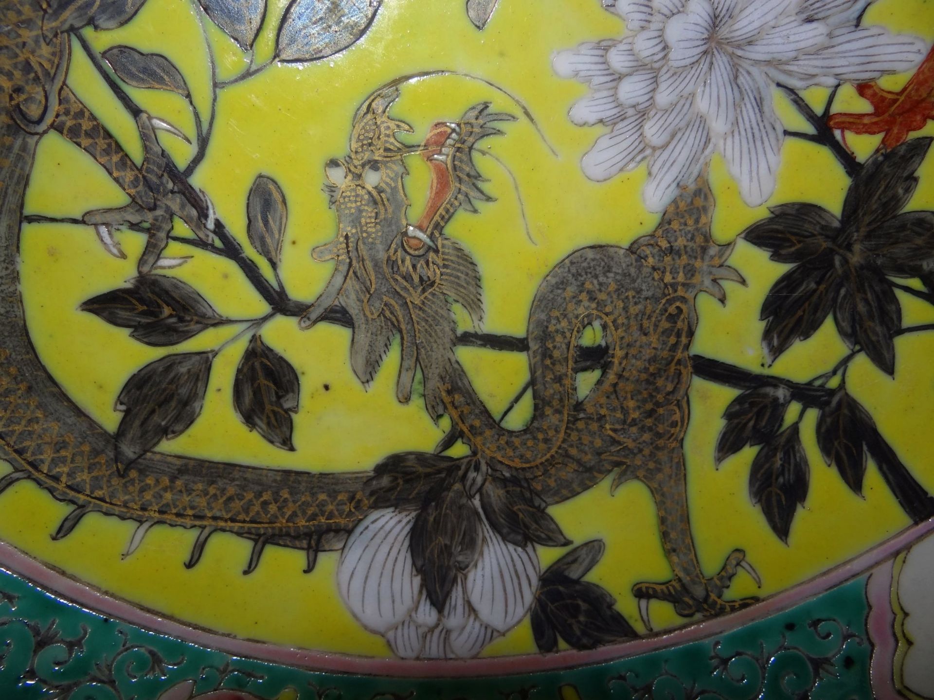 grosse China-Schale, bemalt mit Drachen und Blumen, wohl 19.Jhd., H-6,5 cm, D-34,5 cm, kurzer - Bild 5 aus 9