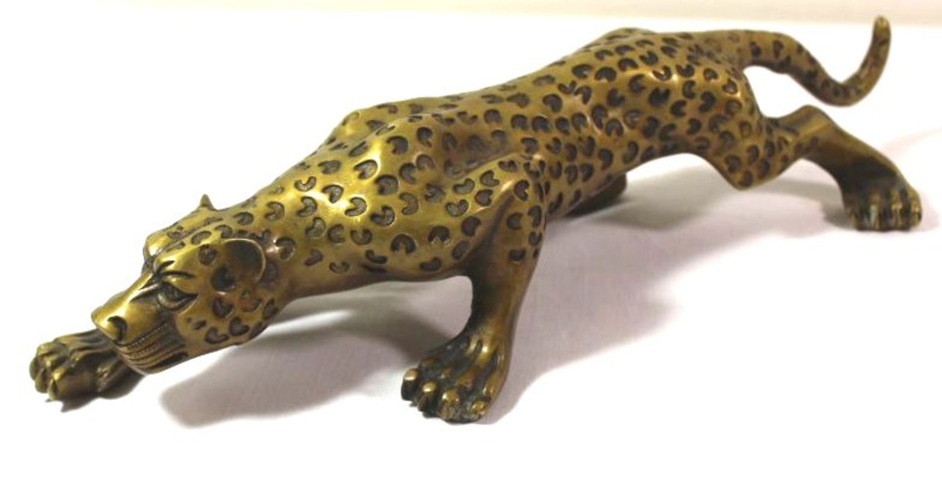 Schleichender Leopard, Bronze, unsigniert, H-7,5cm L-36cm.