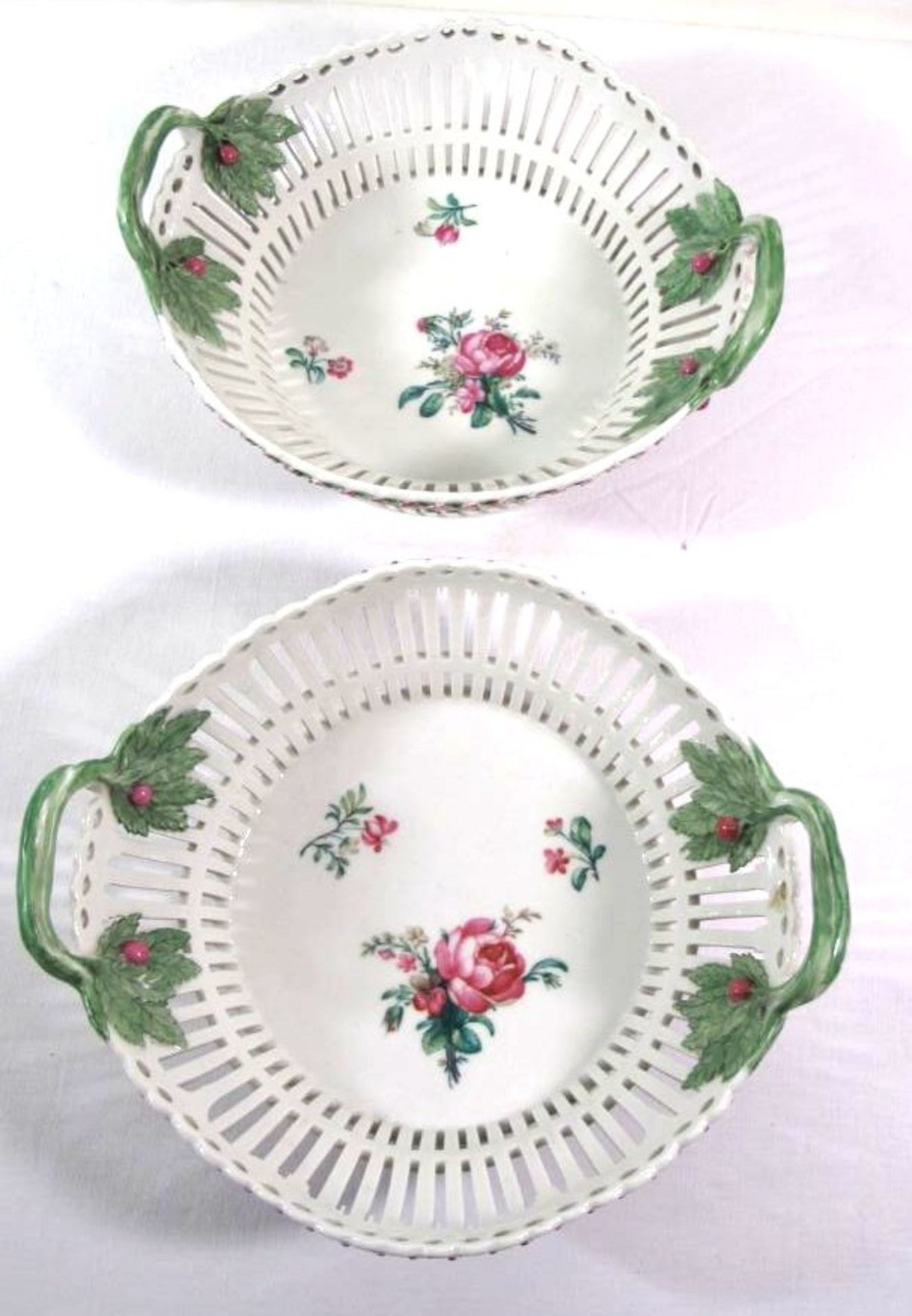 Paar Korbschalen, KPM Berlin, Szeptermarke um 1830, florale Bemalung, Handhaben in floraler Form, 1x - Bild 2 aus 3