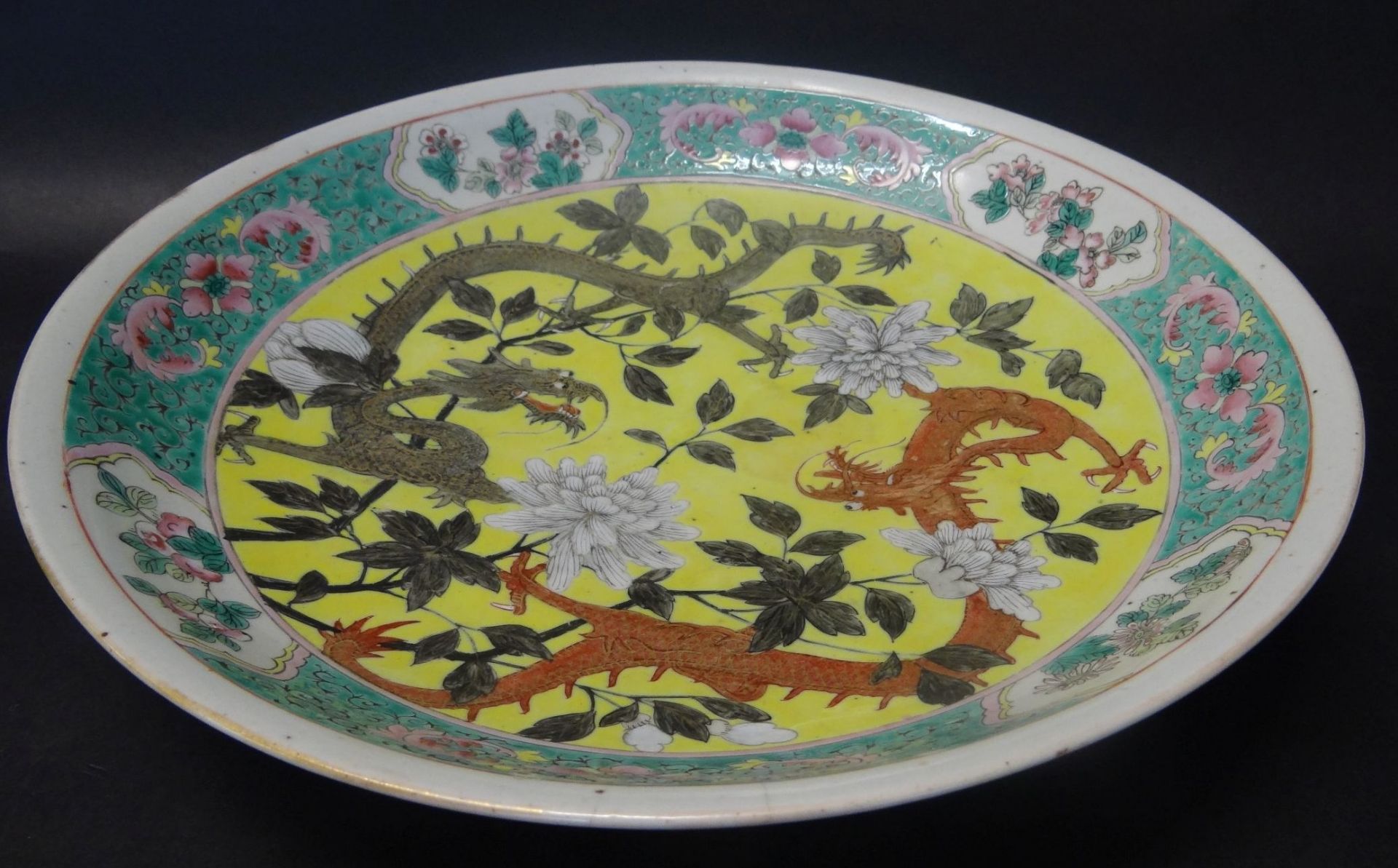 grosse China-Schale, bemalt mit Drachen und Blumen, wohl 19.Jhd., H-6,5 cm, D-34,5 cm, kurzer