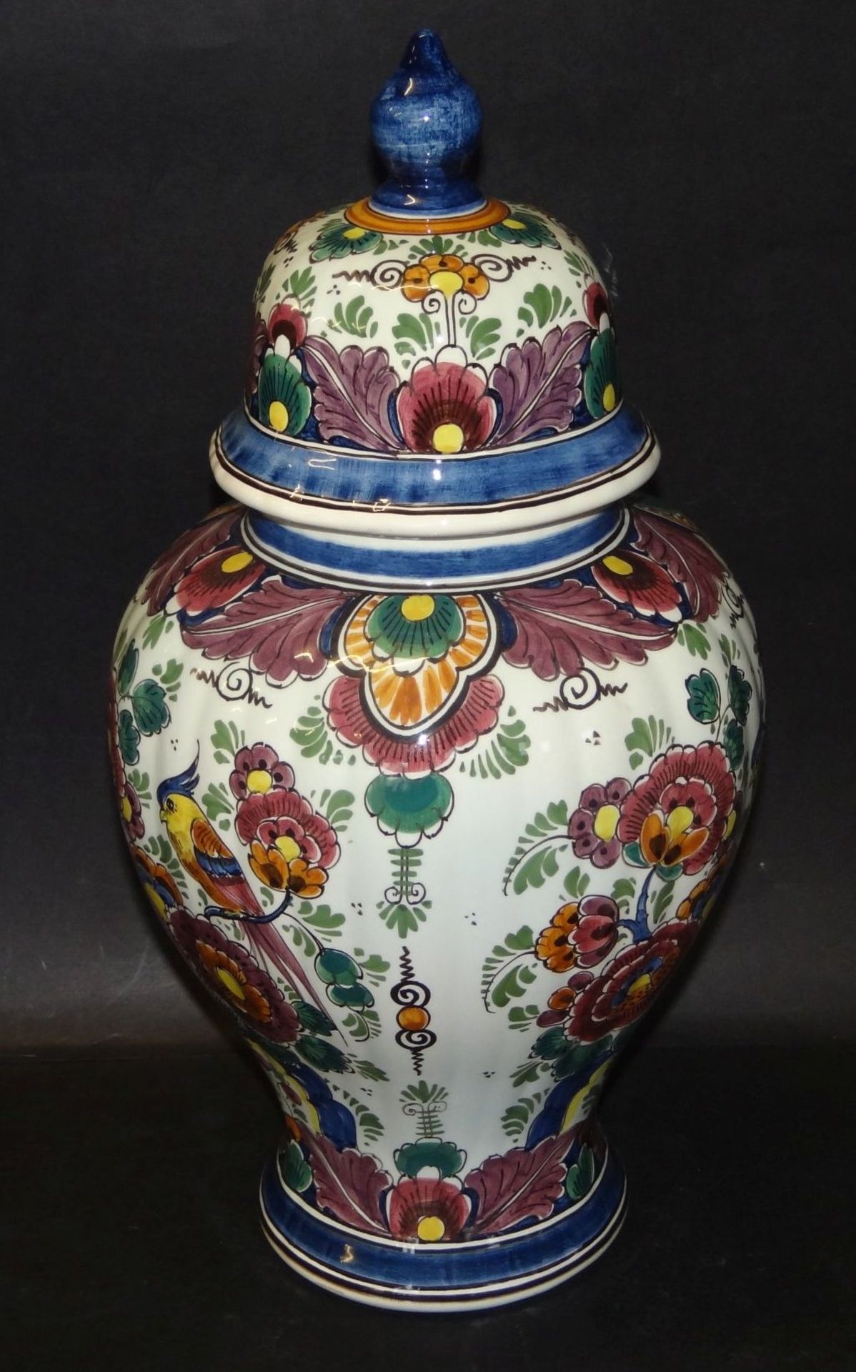 gr. Deckelvase, Delft, polychrom floral bemalt, H-40 cm, - Bild 2 aus 4