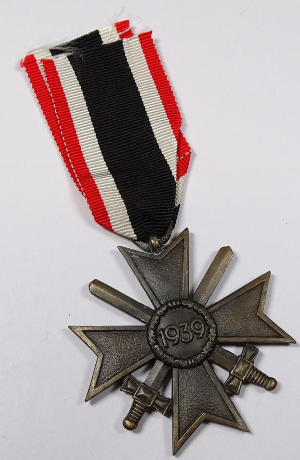 Kriegsverdienstkreuz an Band, mit Schwertern,ungetragen,2.Kl. - Bild 2 aus 2