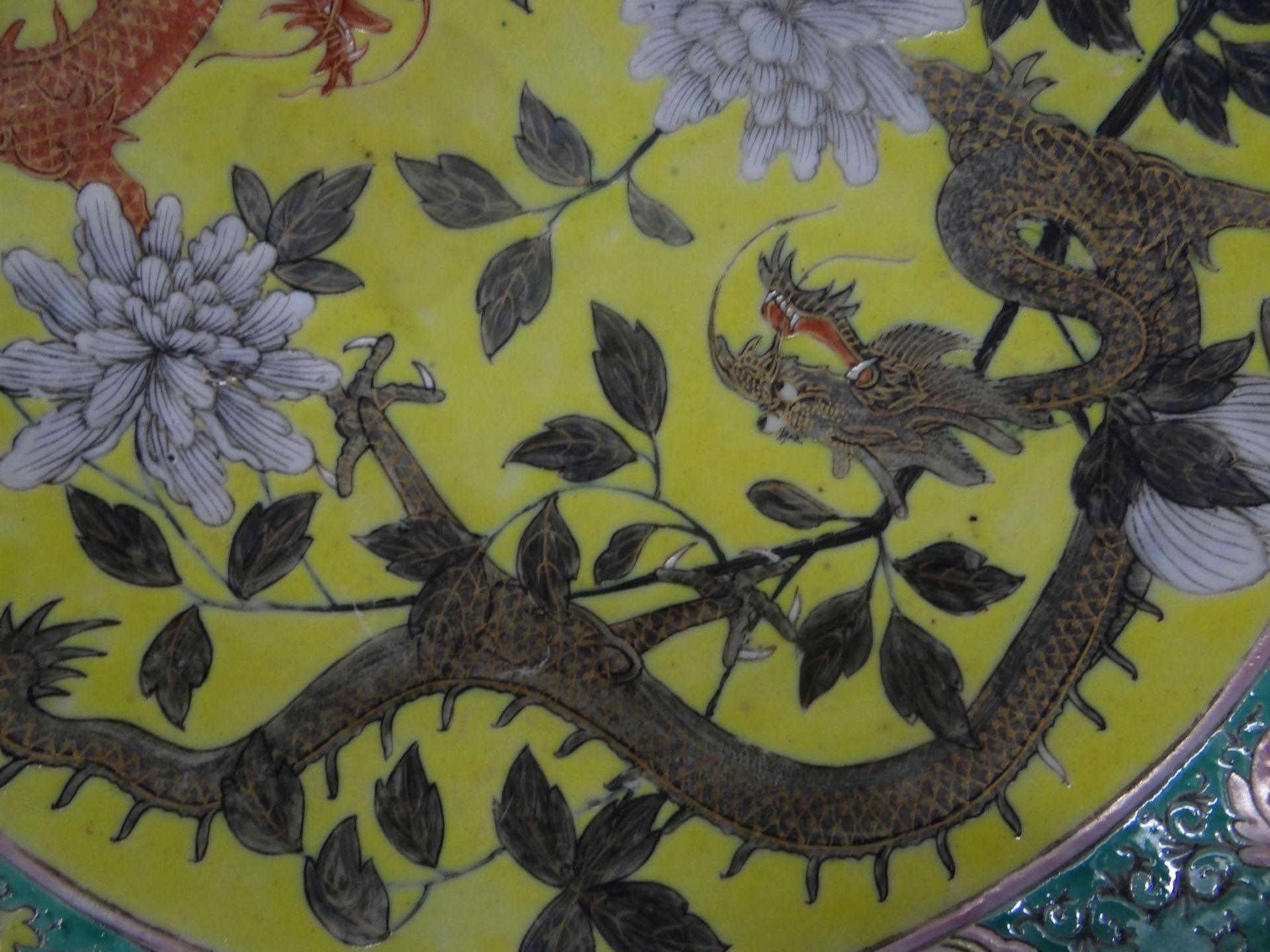 grosse China-Schale, bemalt mit Drachen und Blumen, wohl 19.Jhd., H-6,5 cm, D-34,5 cm, kurzer - Bild 6 aus 9