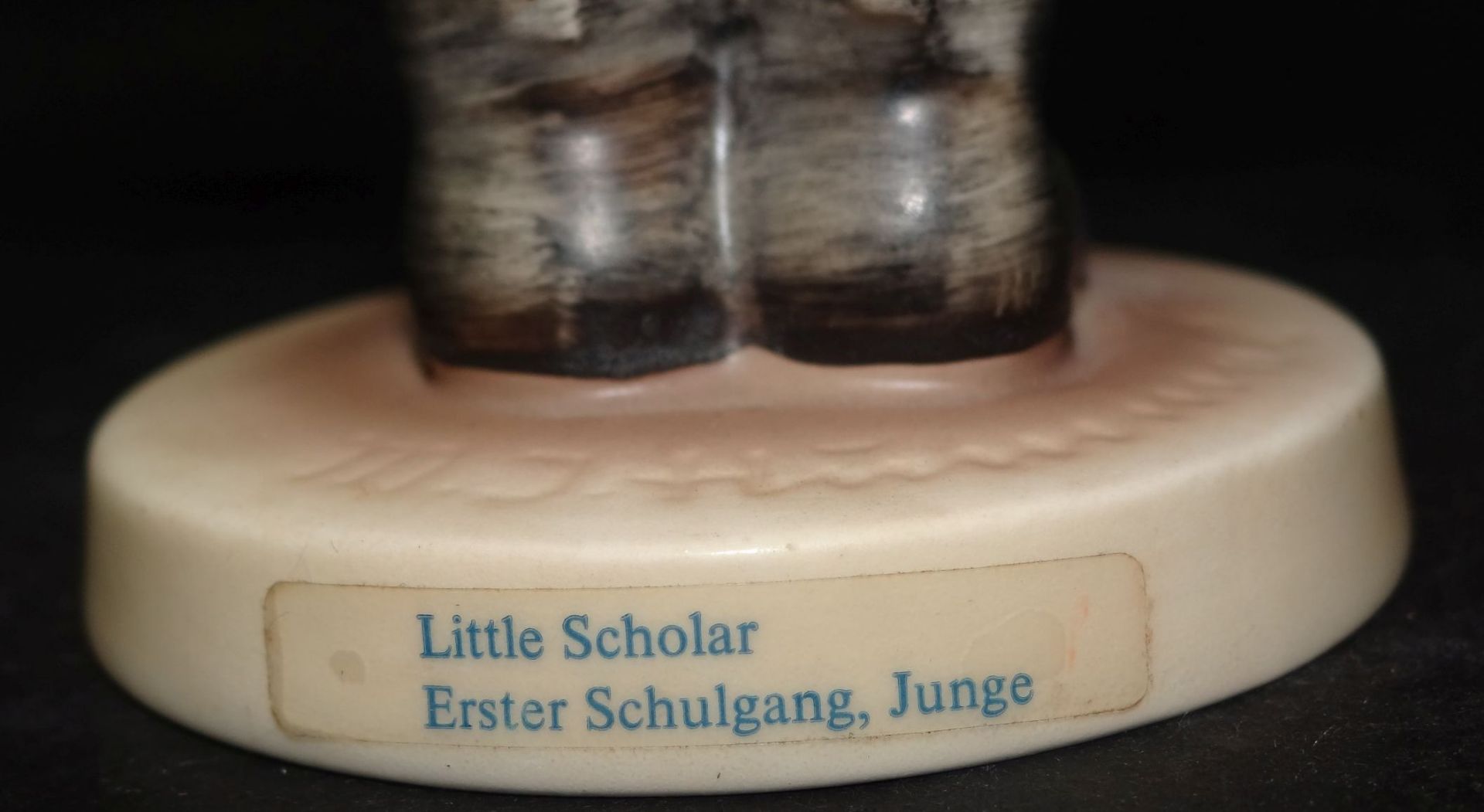 Hummel-Figur "Erster Schulgang, Junge" bemalt, H-14 cm, Unterseite Standring mit Abplatzer - Bild 6 aus 8