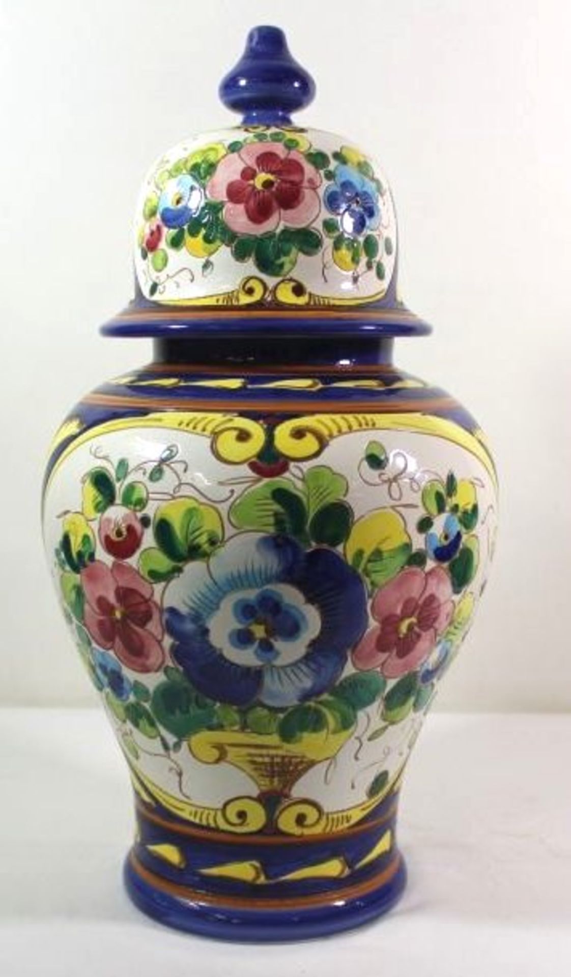 hohe Deckelvase, florales Dekor, gemarkt "LT/46", H-45cm.