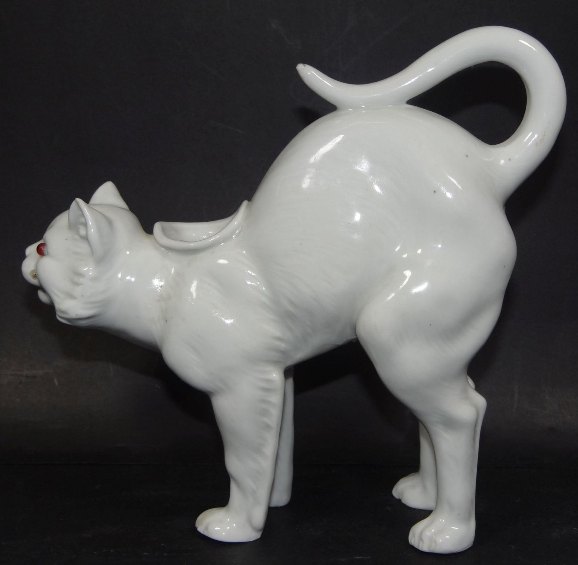 Katze mit Buckel als Kerzenhalter,Glasaugen, Schnurbarthaare fehlen, H-17 cm