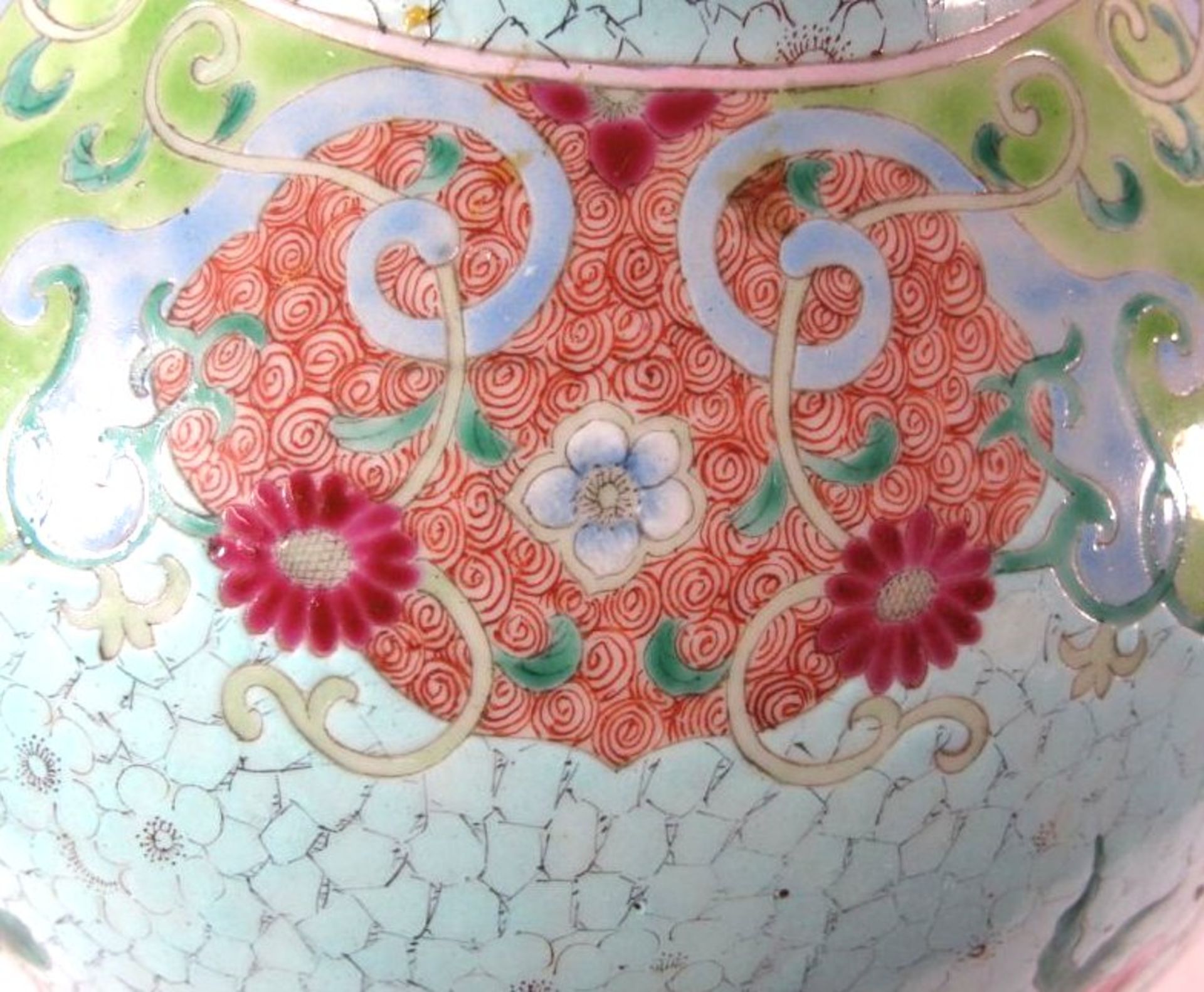 hohe Vase, China, aufwendig dekoriert, Kirschblüten, wohl Anf. 19. Jhd., Altris am Vasenhals, - Bild 5 aus 9