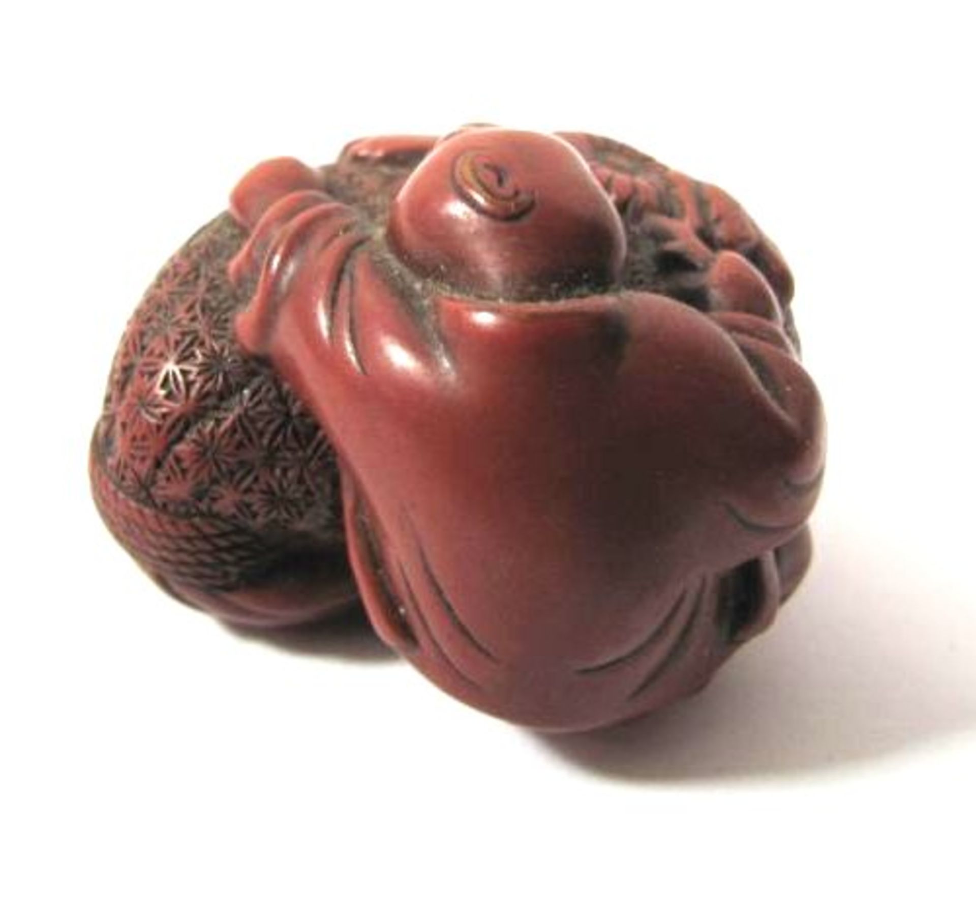 Netsuke, Japan, 19. Jhd., schlafender Knabe auf Sack, Rotlack, H-2cm. - Bild 2 aus 3