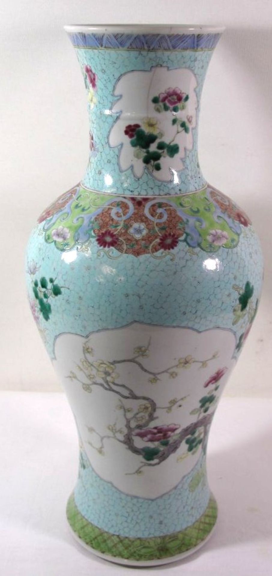 hohe Vase, China, aufwendig dekoriert, Kirschblüten, wohl Anf. 19. Jhd., Altris am Vasenhals,