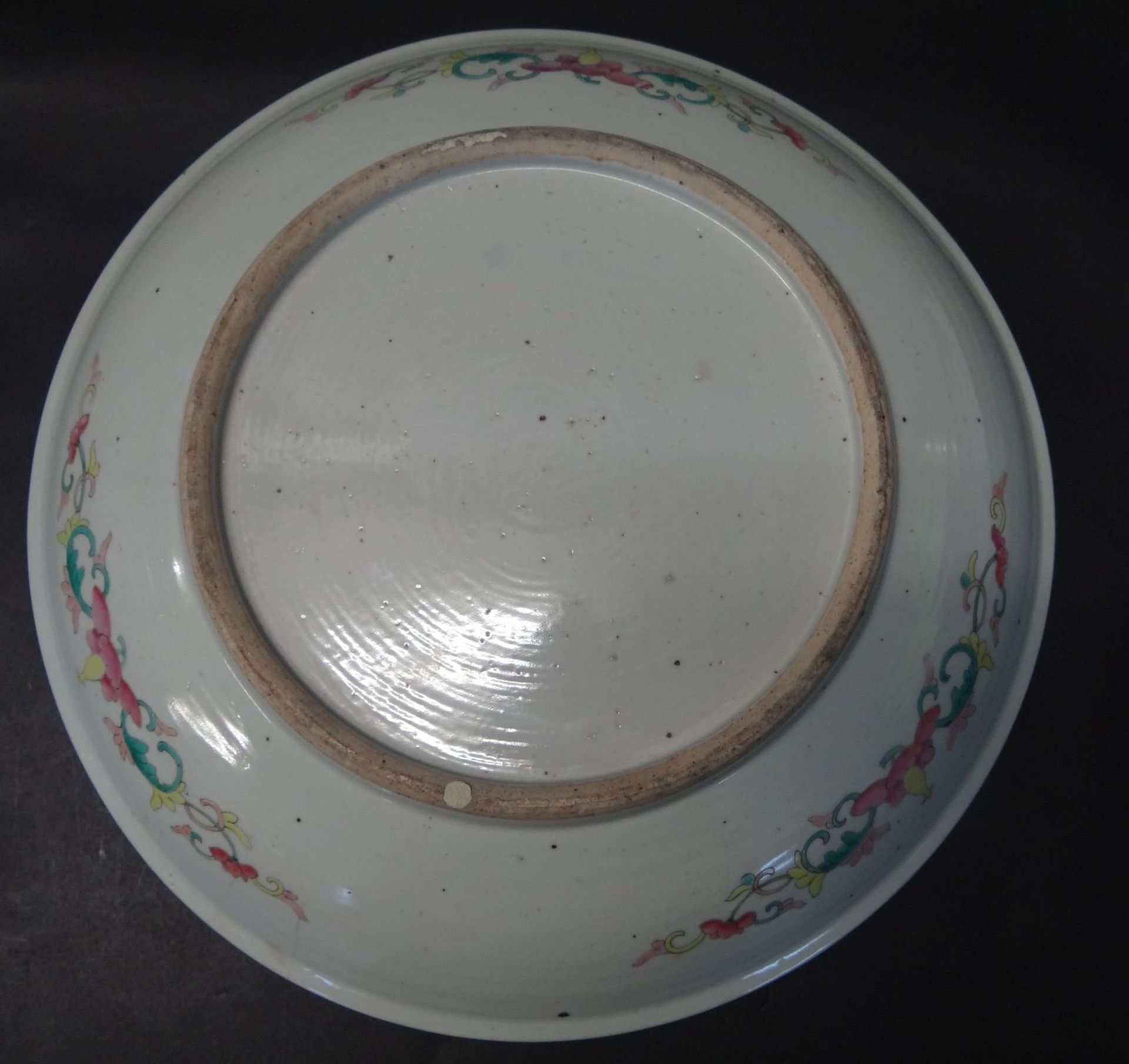 grosse China-Schale, bemalt mit Drachen und Blumen, wohl 19.Jhd., H-6,5 cm, D-34,5 cm, kurzer - Bild 7 aus 9