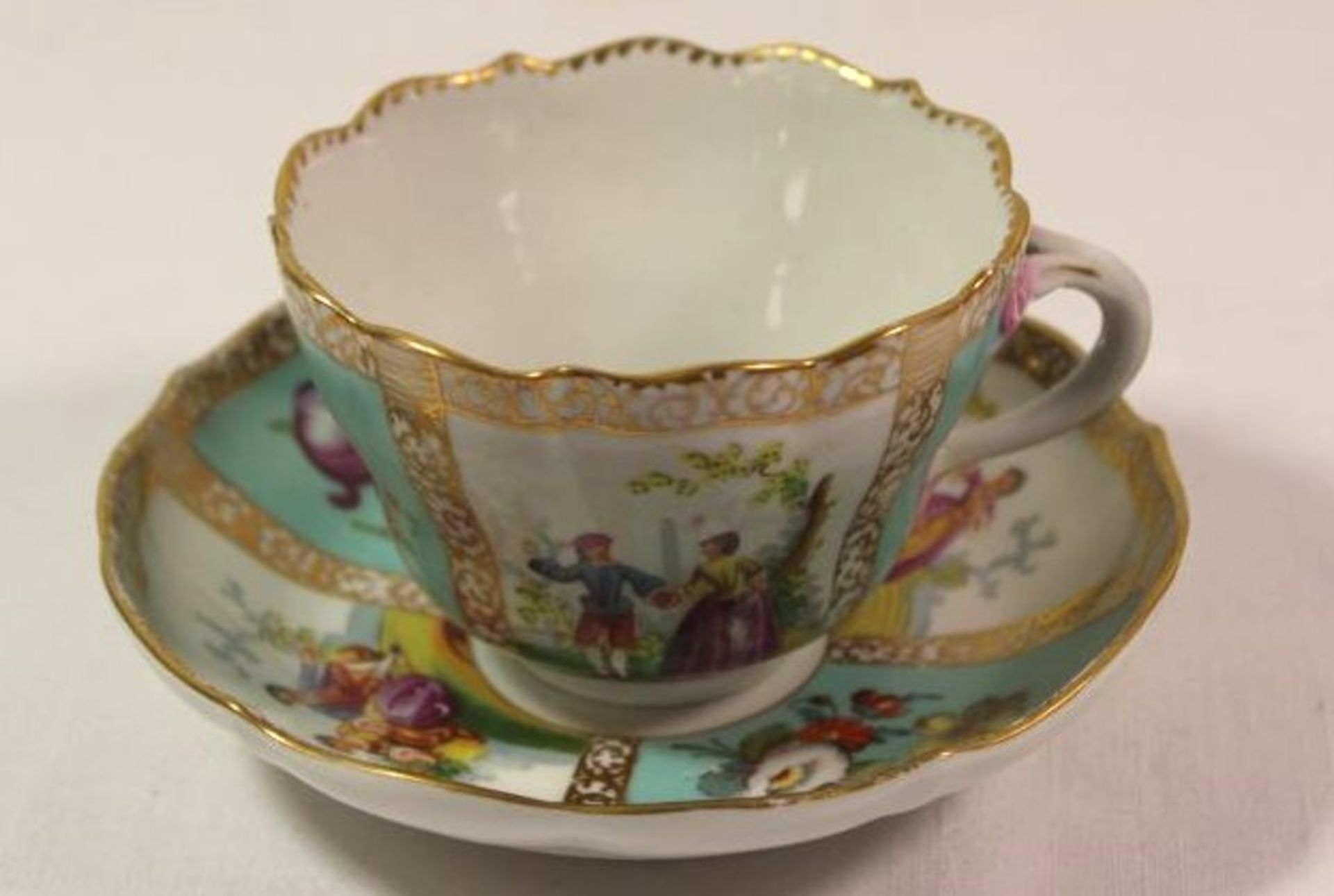 Tasse mit U.T., Meissen Teichert nach 1864, bemalt mit Blumen, Gold und galanter Szenerie, Tasse H-