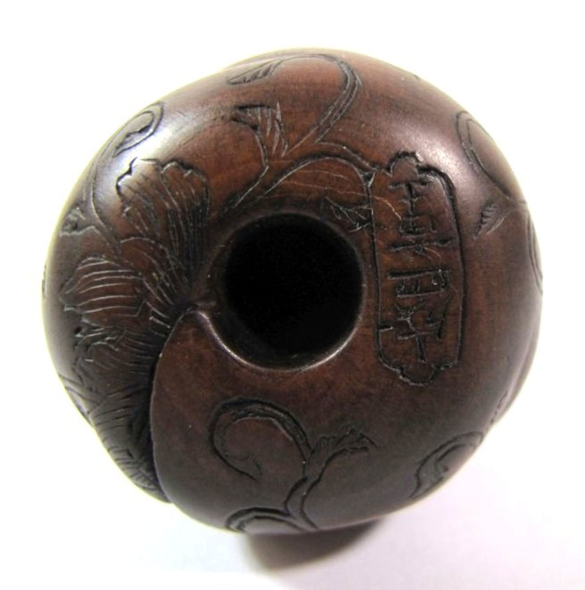 Netsuke, Japan, braunes Holz, Darstellung einer älteren sitzenden Dame in Tuch gehült, signiert, - Bild 5 aus 5