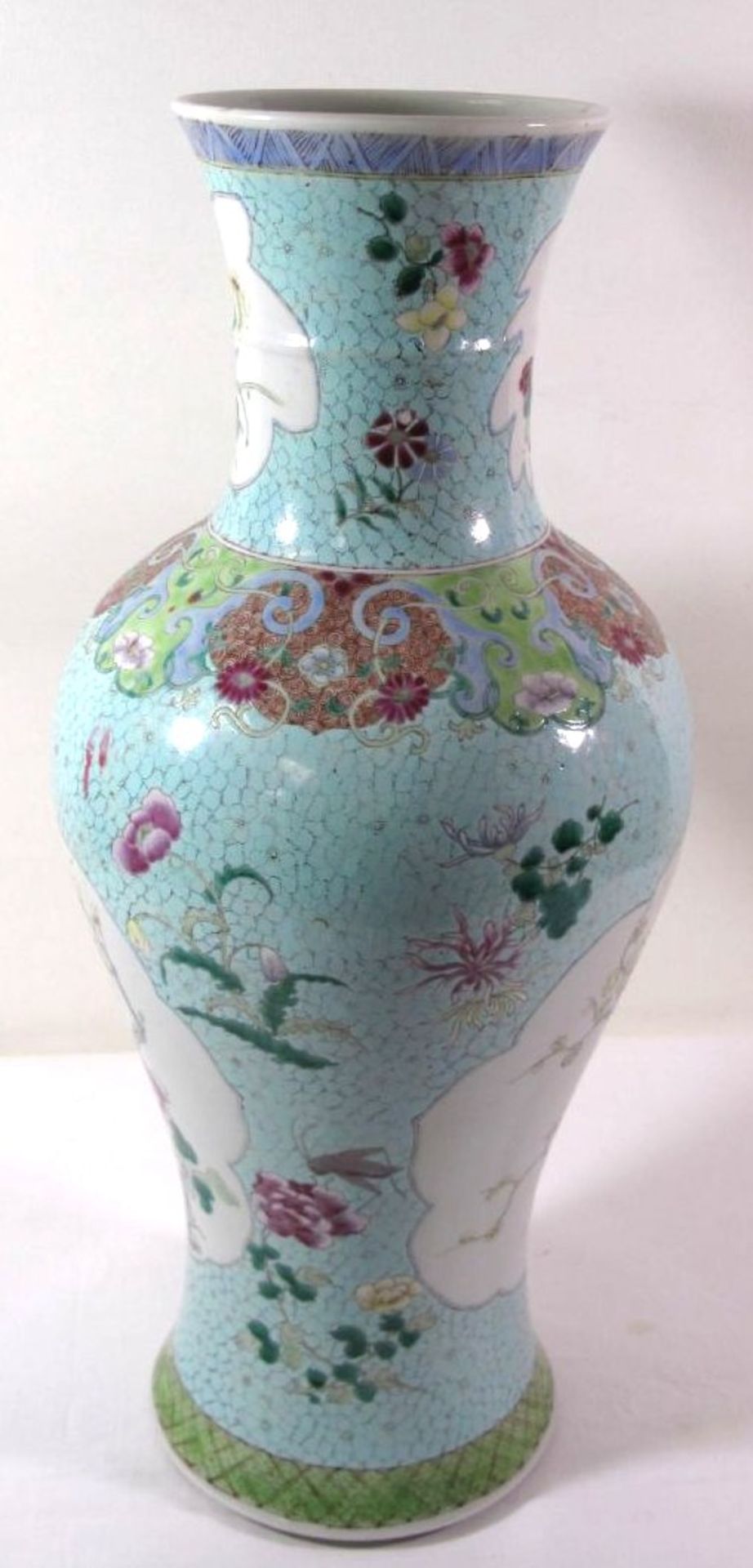 hohe Vase, China, aufwendig dekoriert, Kirschblüten, wohl Anf. 19. Jhd., Altris am Vasenhals, - Bild 2 aus 9