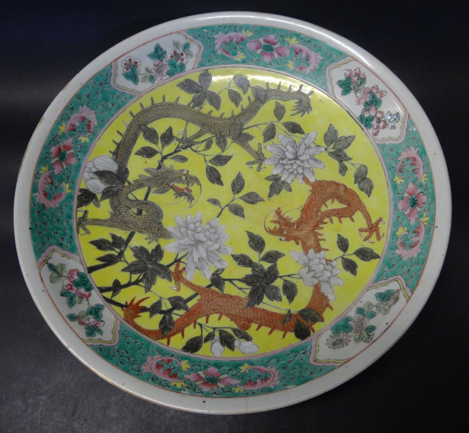 grosse China-Schale, bemalt mit Drachen und Blumen, wohl 19.Jhd., H-6,5 cm, D-34,5 cm, kurzer - Bild 2 aus 9