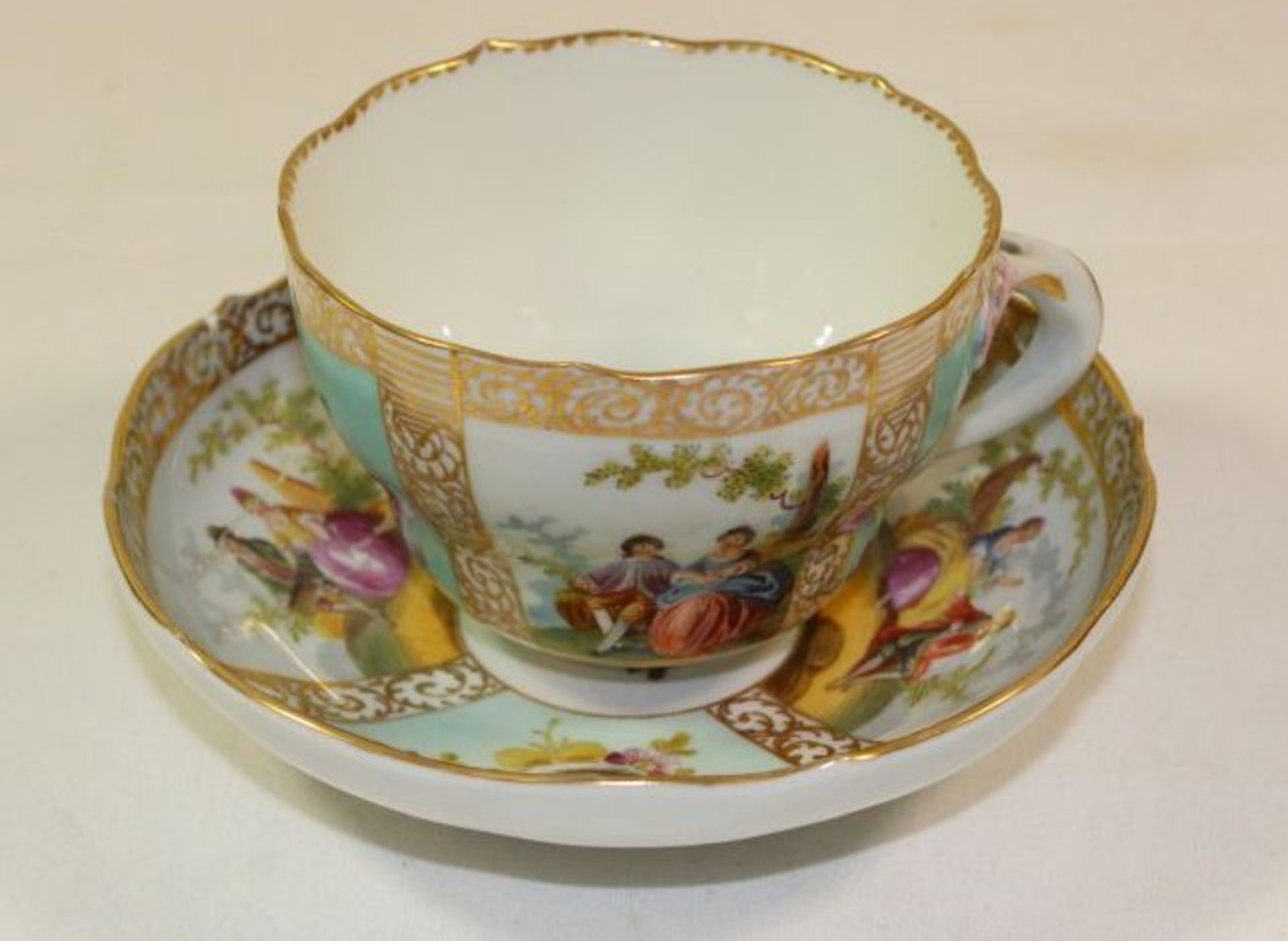 Tasse mit U.T., älter, bemalt mit Blumen, Goldzier und galanter Szenerie, Tasse gemarkt Dresden, U.