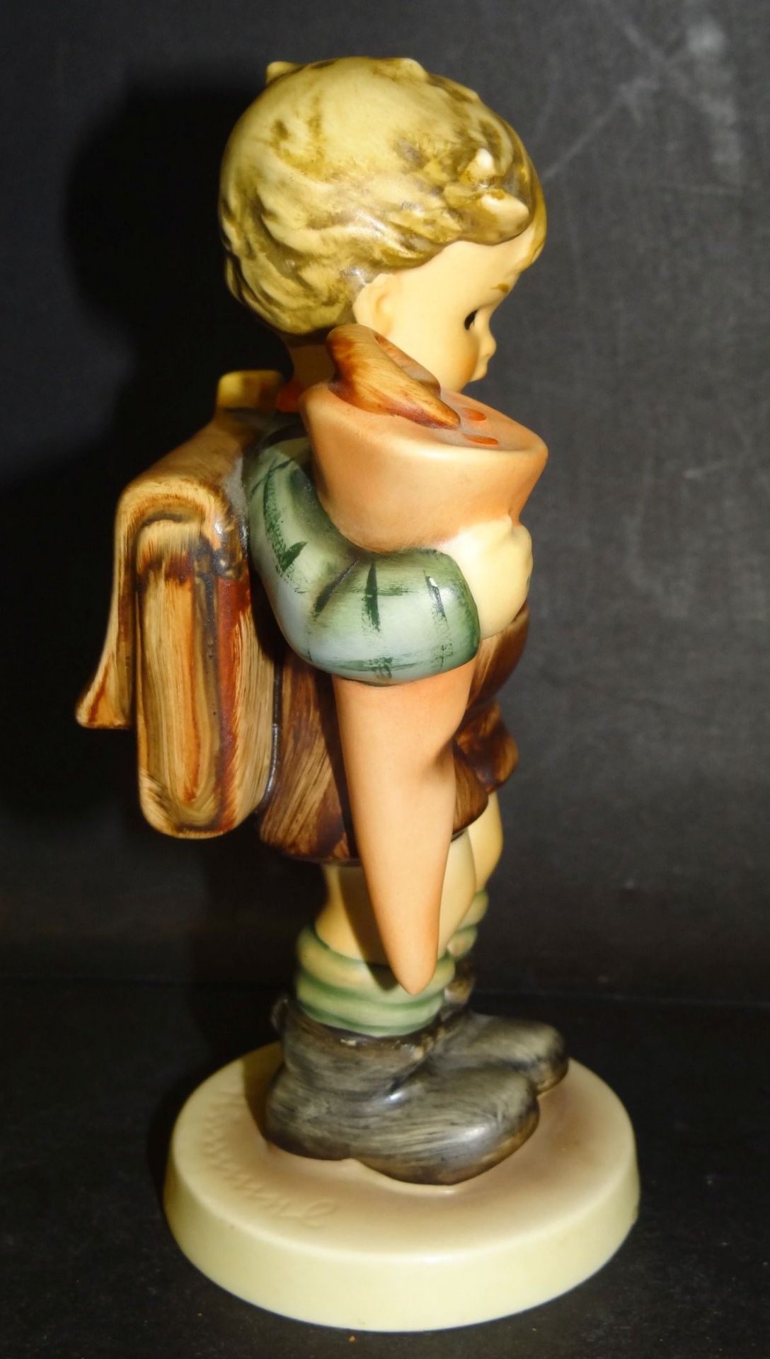 Hummel-Figur "Erster Schulgang, Junge" bemalt, H-14 cm, Unterseite Standring mit Abplatzer - Bild 4 aus 8