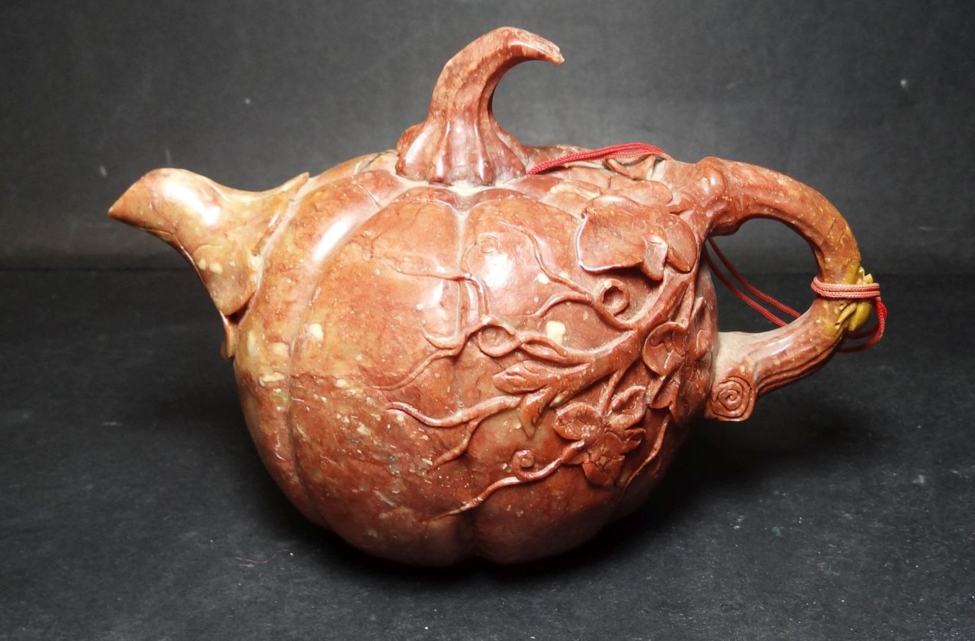 kl. Tee-Portionskanne aus Speckstein, Kürbisform, H-10 cm, ält