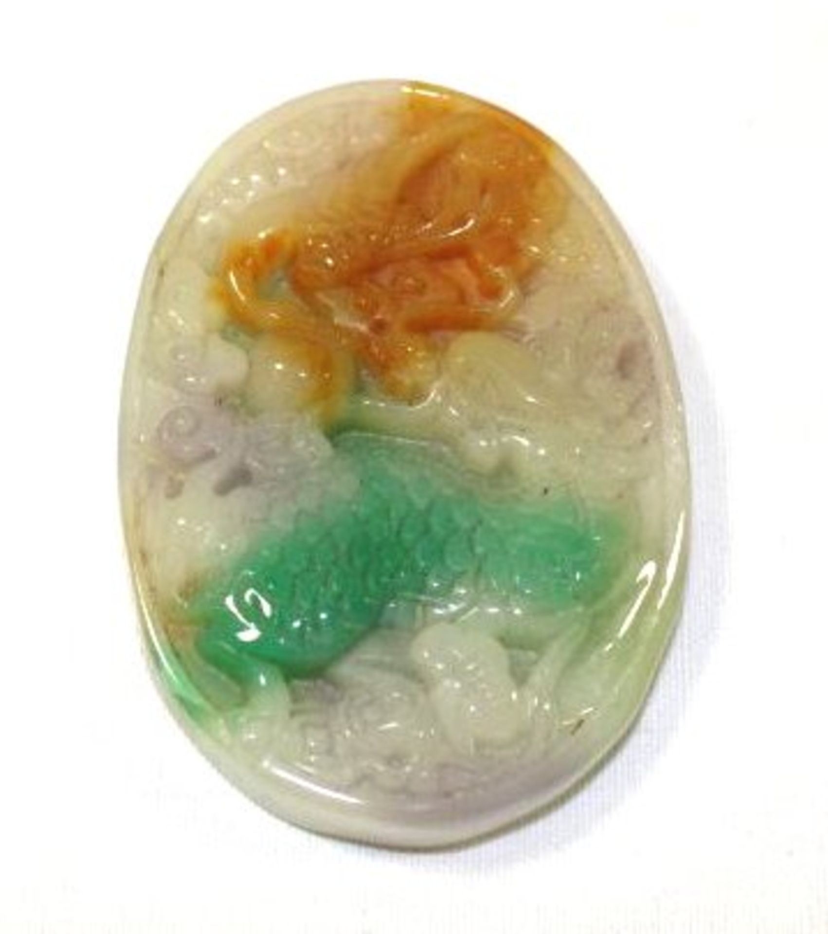 Jade-Amulett, China, alter ?, Drachen-u. Bambusrelief, 2x Bestossungen, 7,5 xd 5,5cm.