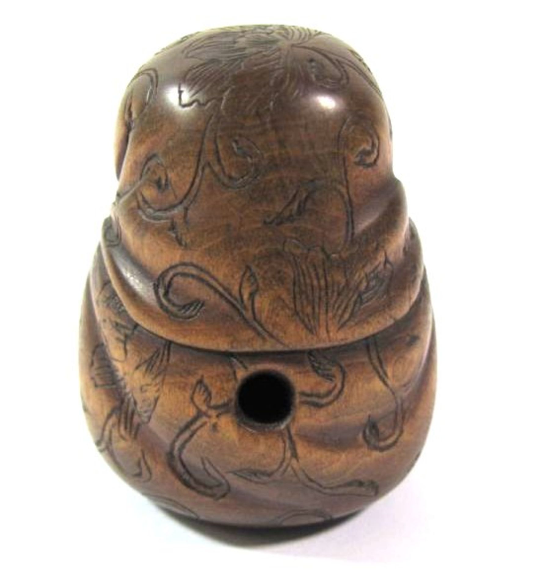 Netsuke, Japan, braunes Holz, Darstellung einer älteren sitzenden Dame in Tuch gehült, signiert, - Bild 3 aus 5