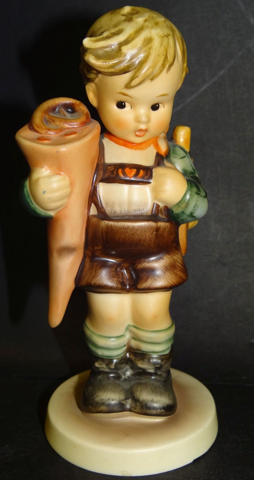 Hummel-Figur "Erster Schulgang, Junge" bemalt, H-14 cm, Unterseite Standring mit Abplatzer
