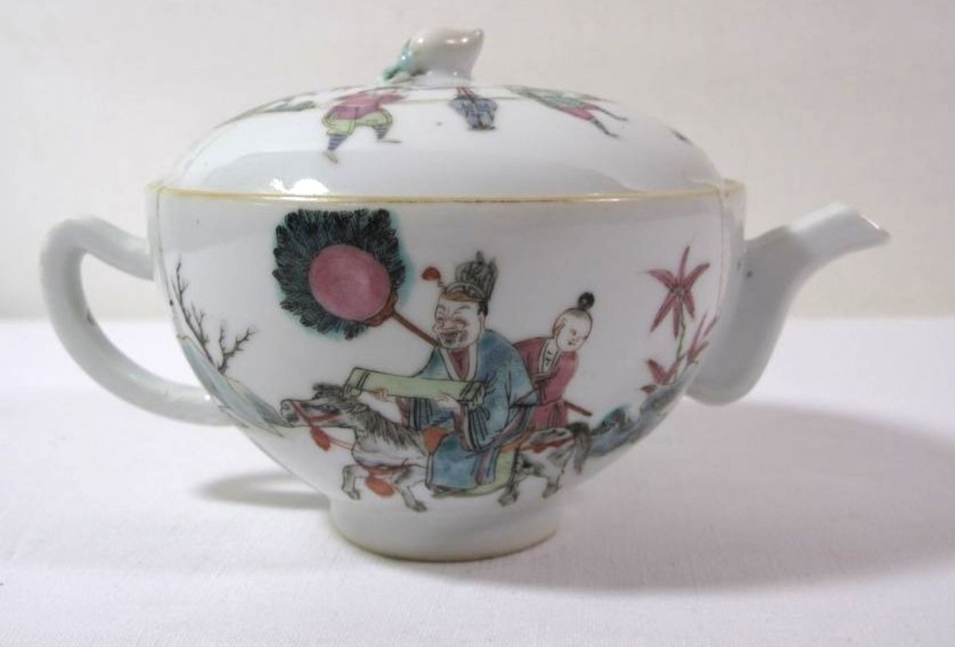 Teekanne, China, fein figürlich bemalt , rote Bodenmarke, wohl um 1900, H-10cm. - Bild 2 aus 4