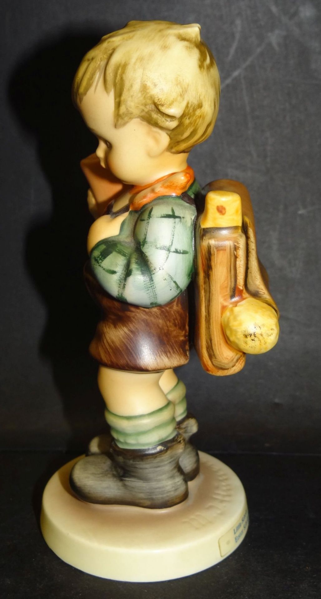 Hummel-Figur "Erster Schulgang, Junge" bemalt, H-14 cm, Unterseite Standring mit Abplatzer - Bild 2 aus 8