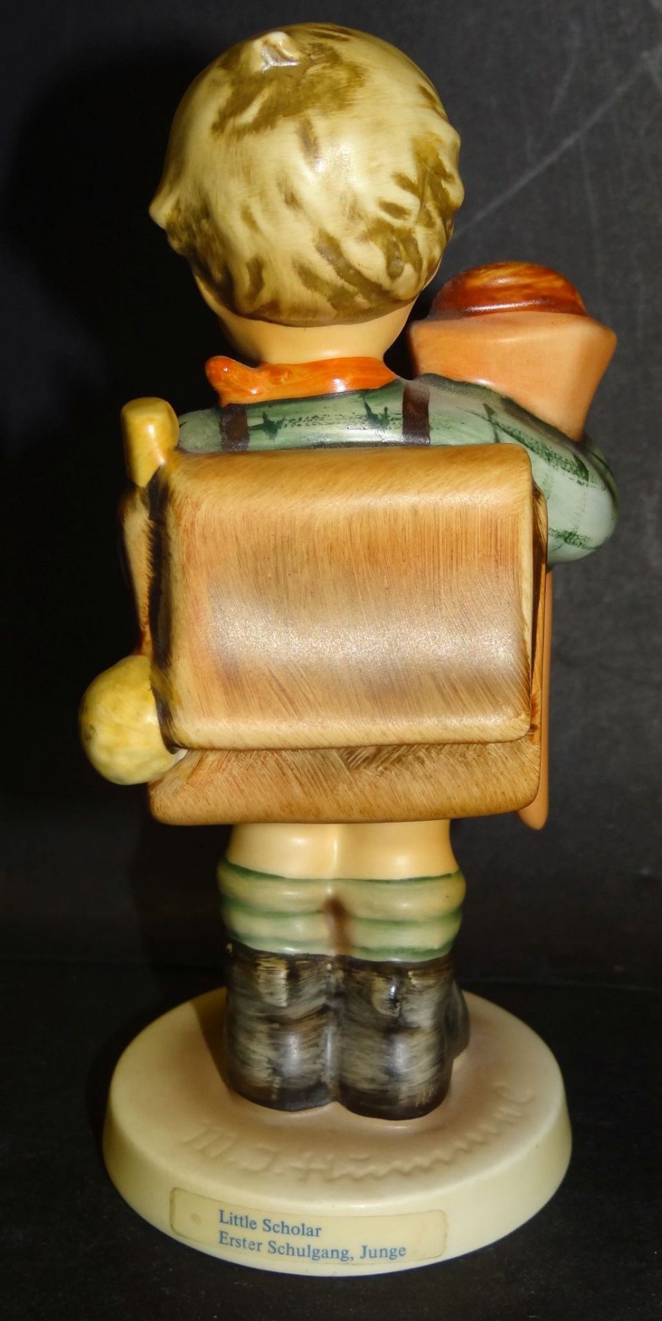 Hummel-Figur "Erster Schulgang, Junge" bemalt, H-14 cm, Unterseite Standring mit Abplatzer - Bild 3 aus 8