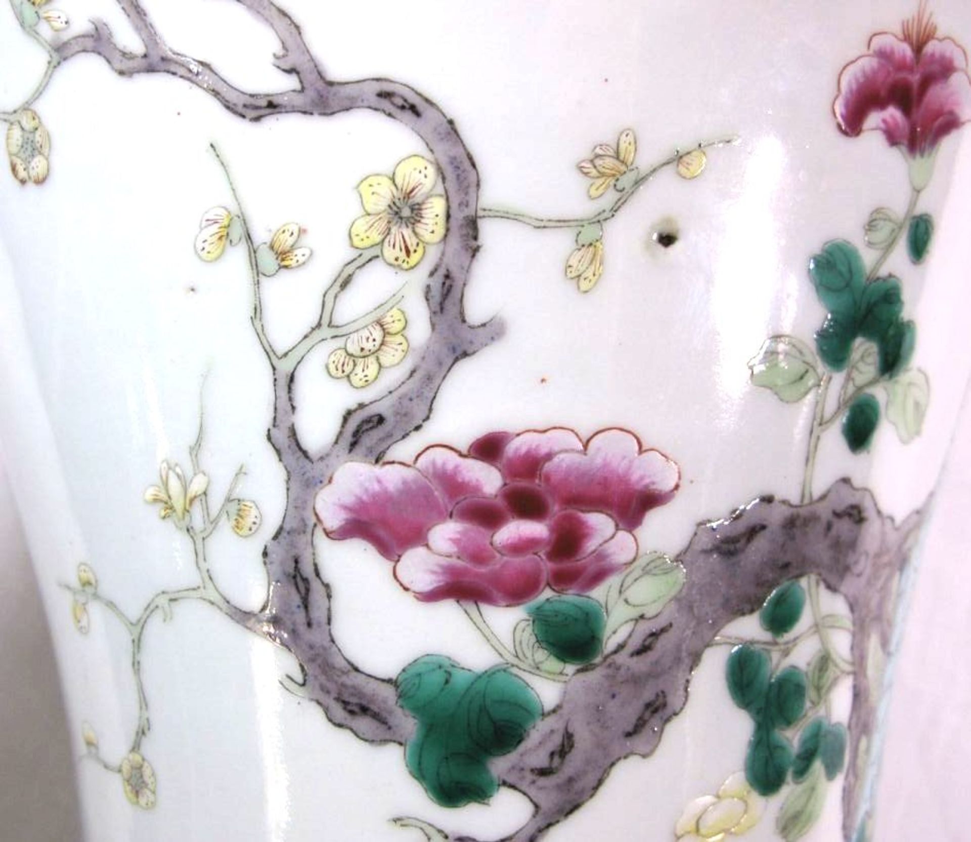 hohe Vase, China, aufwendig dekoriert, Kirschblüten, wohl Anf. 19. Jhd., Altris am Vasenhals, - Bild 8 aus 9