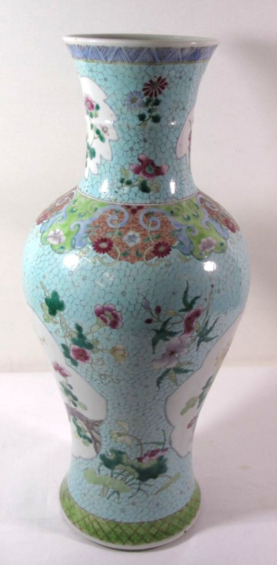 hohe Vase, China, aufwendig dekoriert, Kirschblüten, wohl Anf. 19. Jhd., Altris am Vasenhals, - Bild 4 aus 9