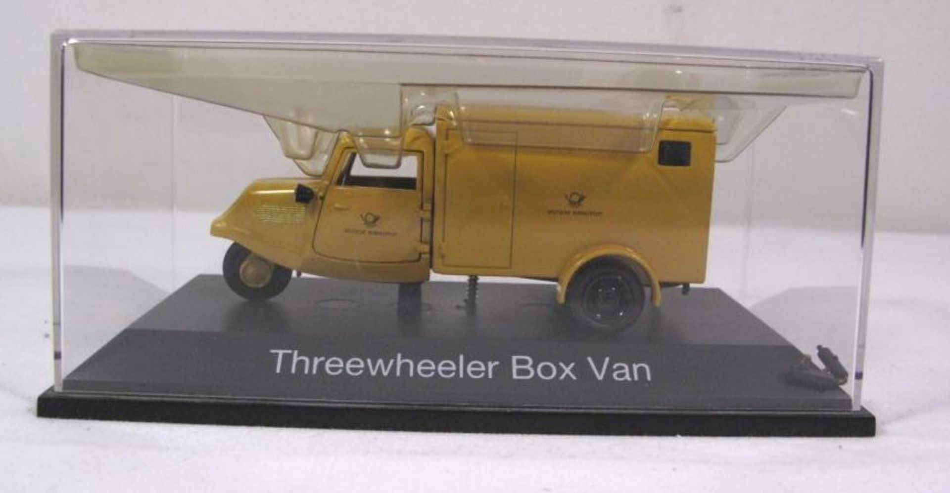 Schuco-Modell in Display "Threewheeler Box Van ", kl. Teil lose in Display.