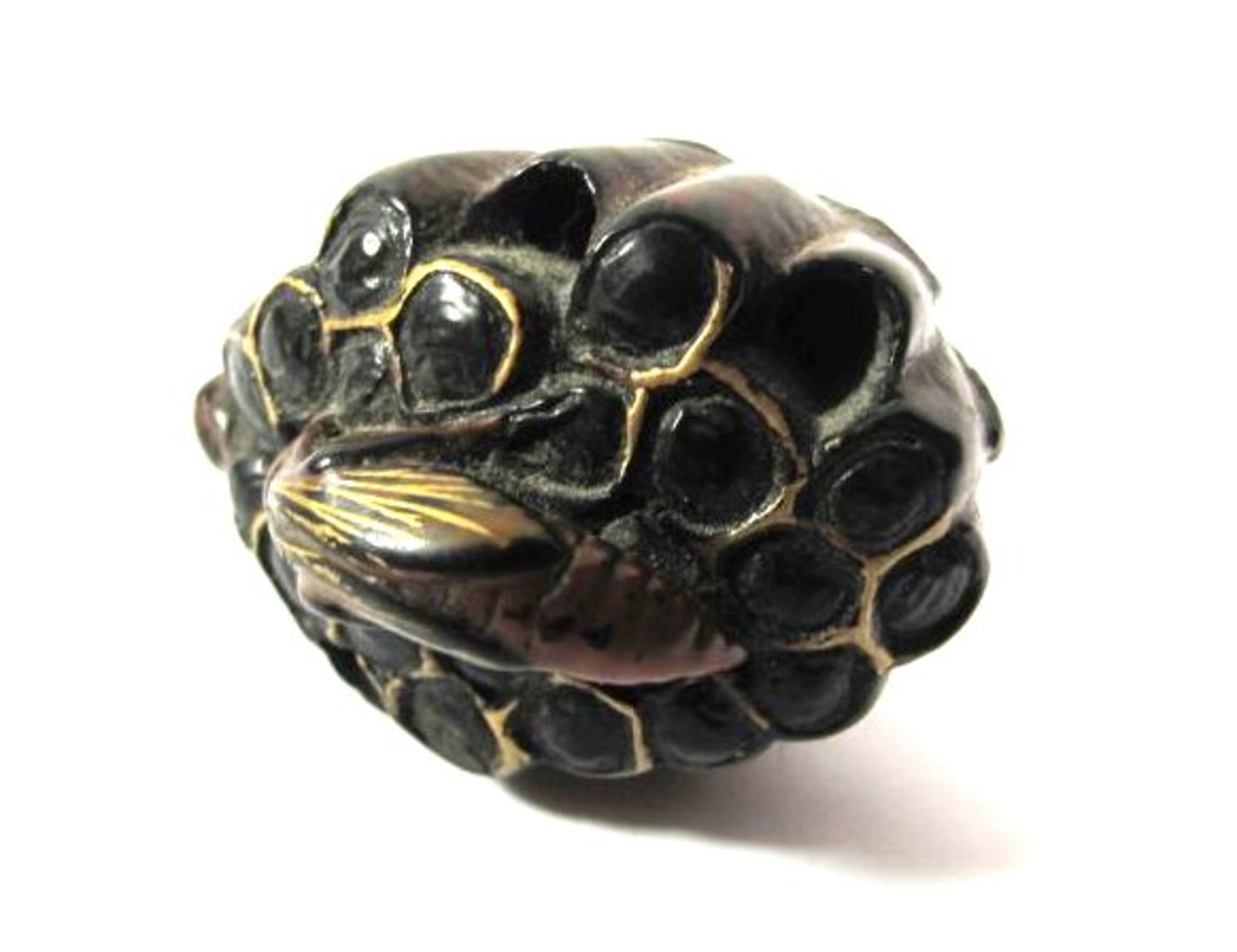 Netsuke, Japan, 19. Jhd., Wespen auf Waben, signiert, teilw. Goldzier, H-4cm.