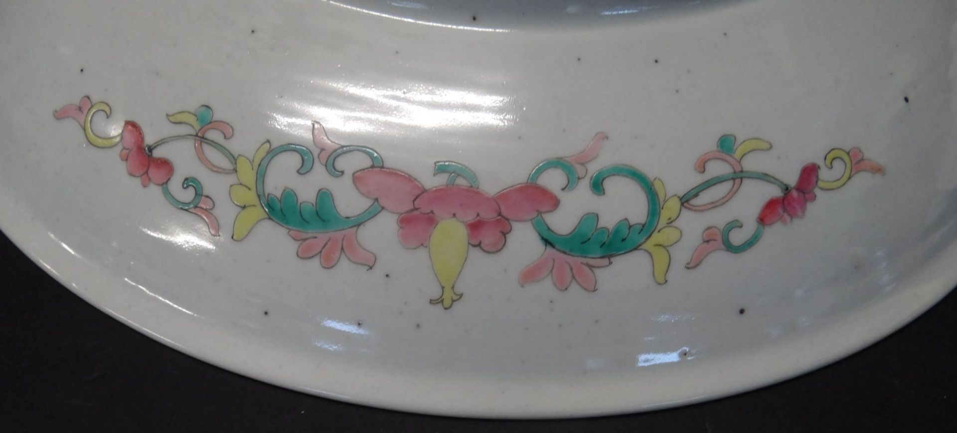 grosse China-Schale, bemalt mit Drachen und Blumen, wohl 19.Jhd., H-6,5 cm, D-34,5 cm, kurzer - Bild 8 aus 9