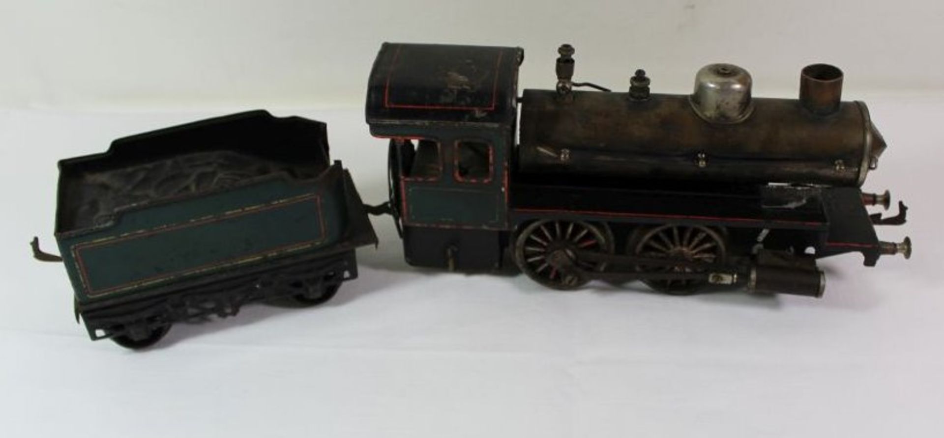 alte Lokomotive, wohl Bing, Spiritus-Dampfbetrieb, stark bespielte Erhaltung, für Bastler!, H-12cm
