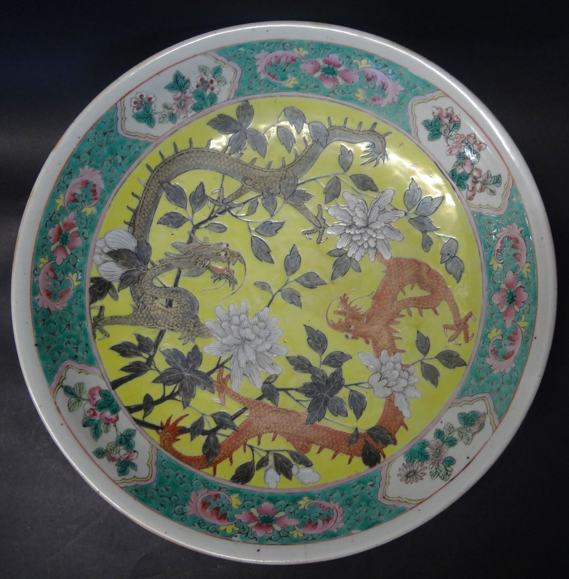 grosse China-Schale, bemalt mit Drachen und Blumen, wohl 19.Jhd., H-6,5 cm, D-34,5 cm, kurzer - Bild 3 aus 9