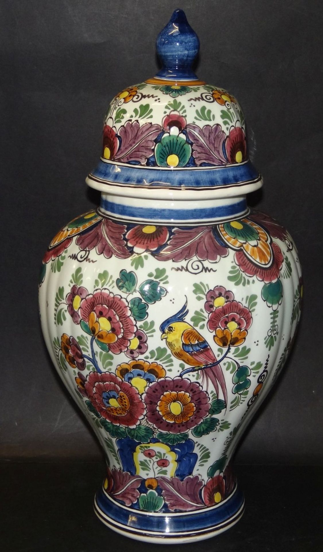 gr. Deckelvase, Delft, polychrom floral bemalt, H-40 cm,