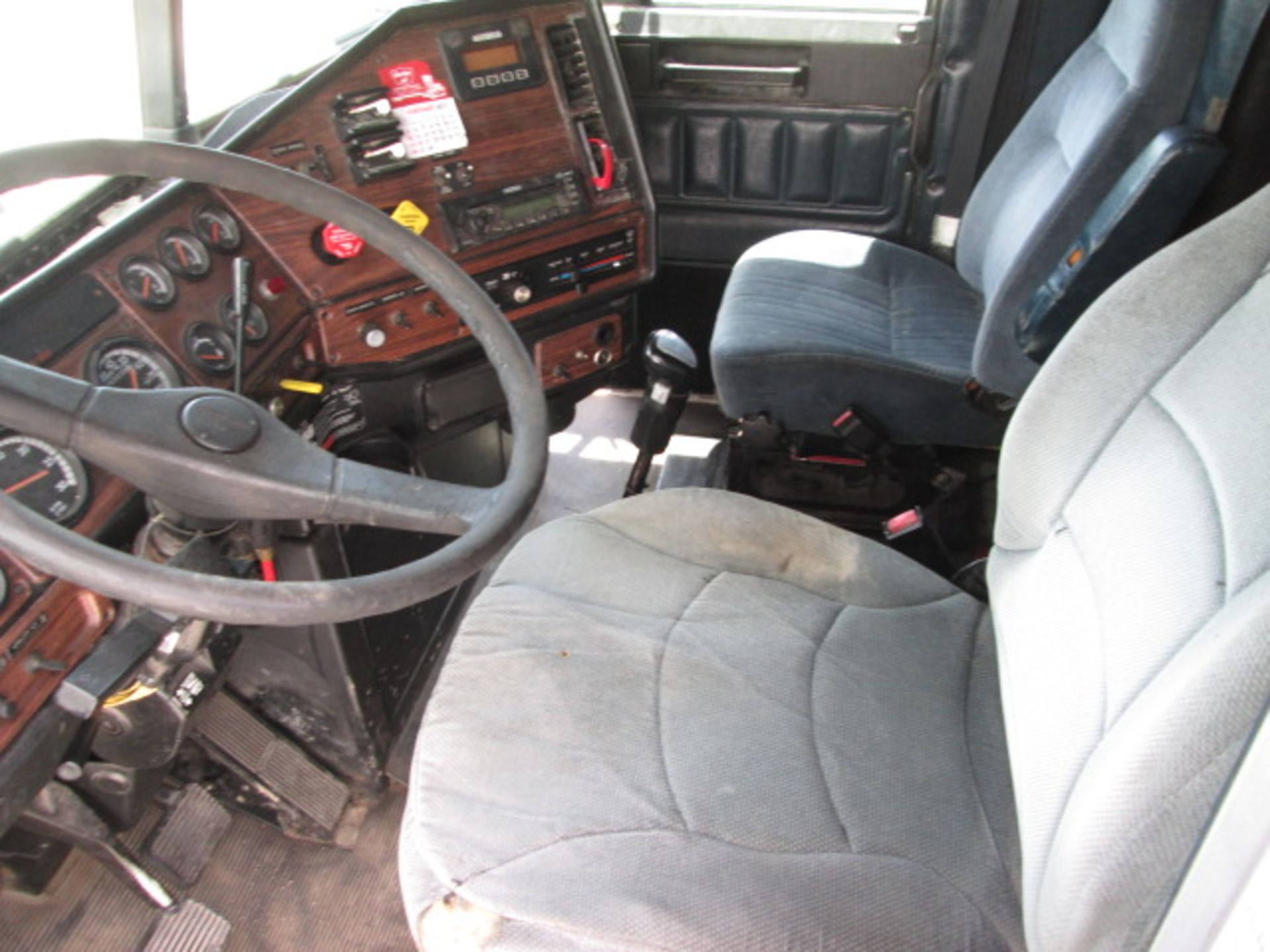 1999 Freightliner FLD 120 - Image 9 of 13