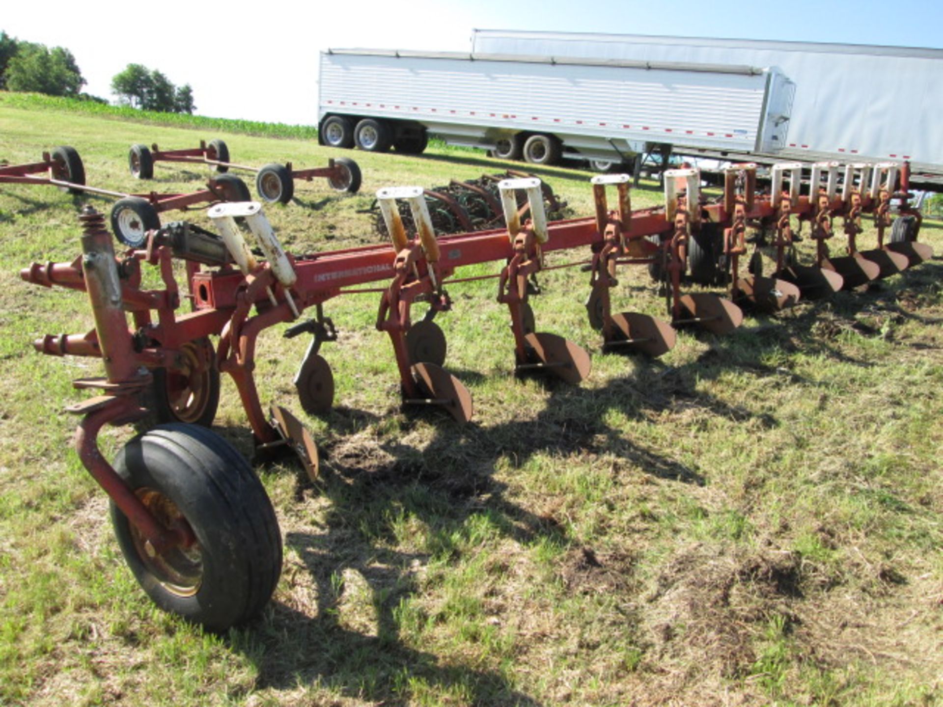 IH 800 10x Plow - Image 3 of 6