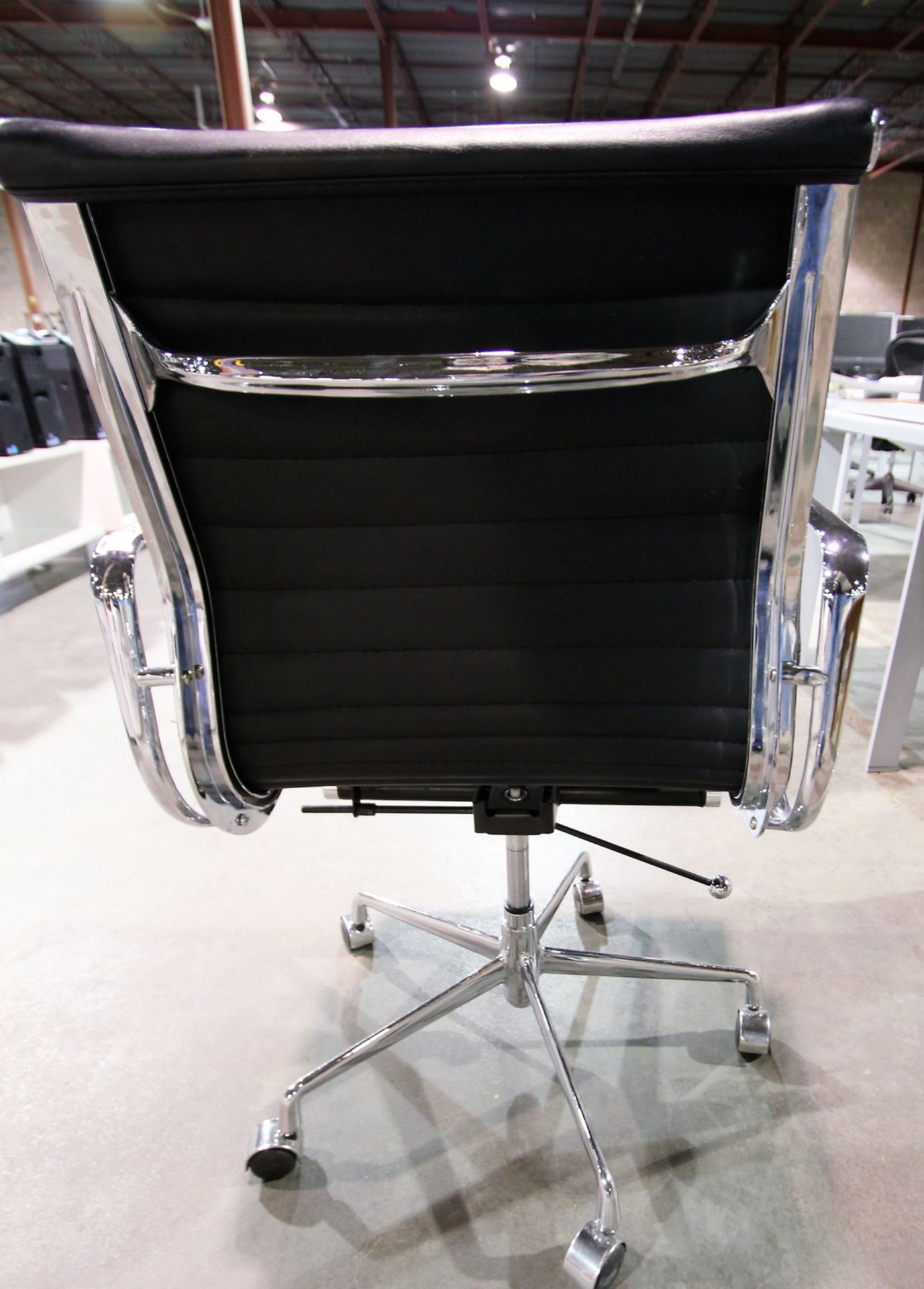 HERMAN MILLER EAMES BLACK LEATHER RIBBED OFFICE CHAIR - Bild 4 aus 4