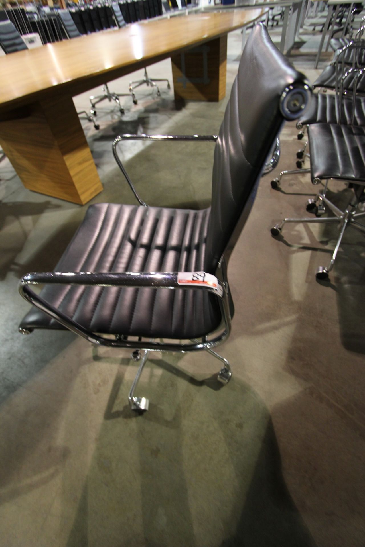 HERMAN MILLER EAMES BLACK LEATHER RIBBED OFFICE CHAIR - Bild 2 aus 4