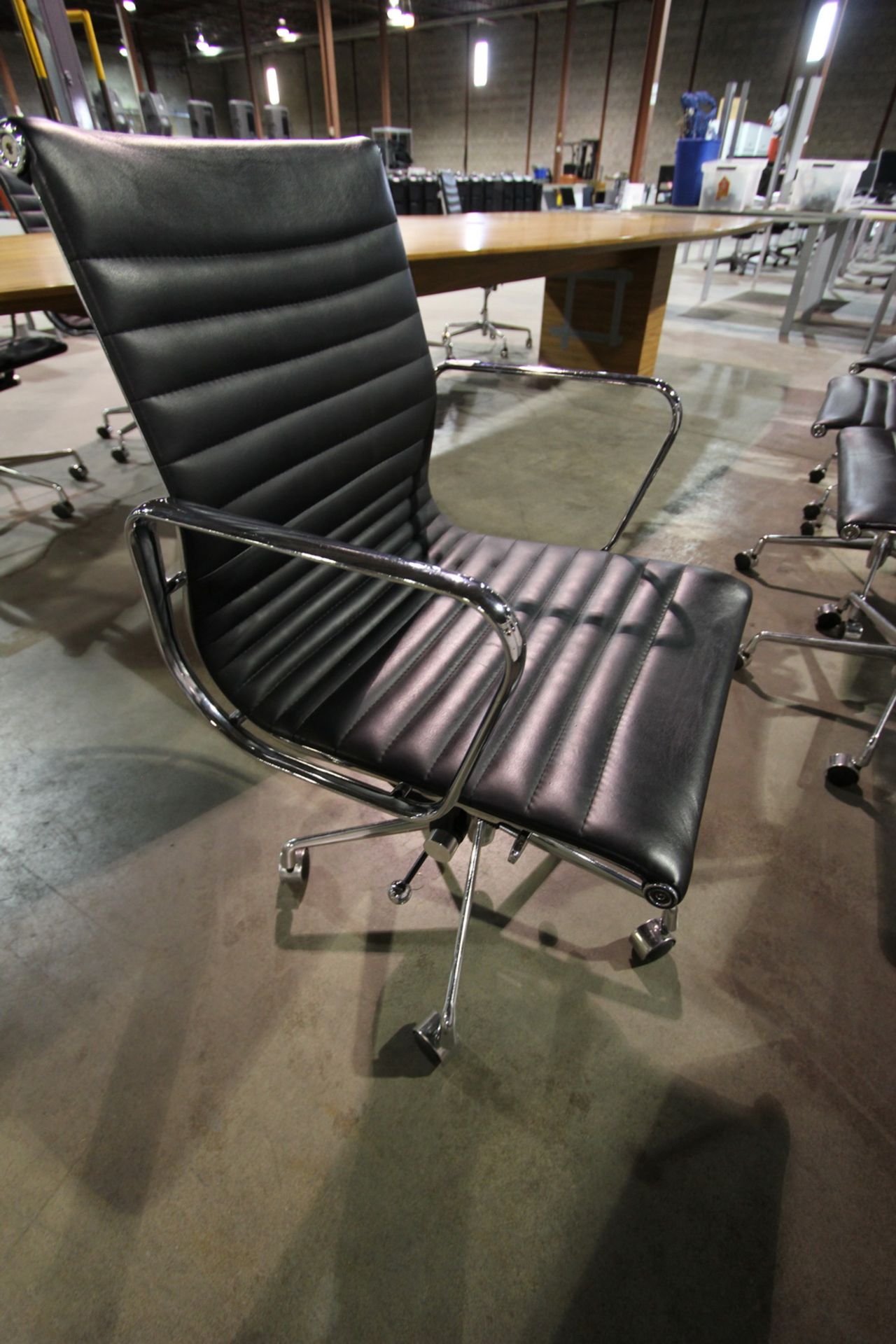 HERMAN MILLER EAMES BLACK LEATHER RIBBED OFFICE CHAIR - Bild 3 aus 4