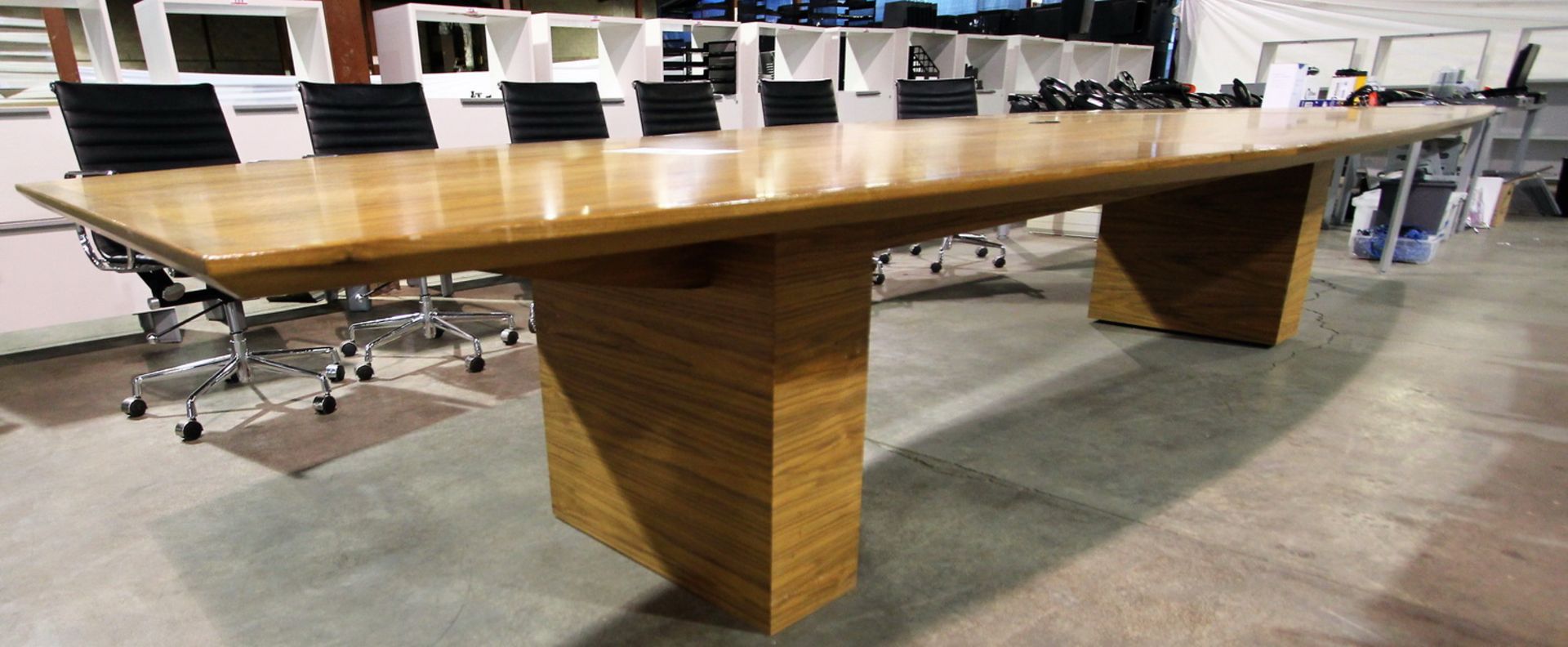 14' X 63"W (AT CENTRE) 43"W (AT ENDS) BOARDROOM TABLE W/ POWER & INTERNET CONNECTION BOX - Bild 5 aus 6