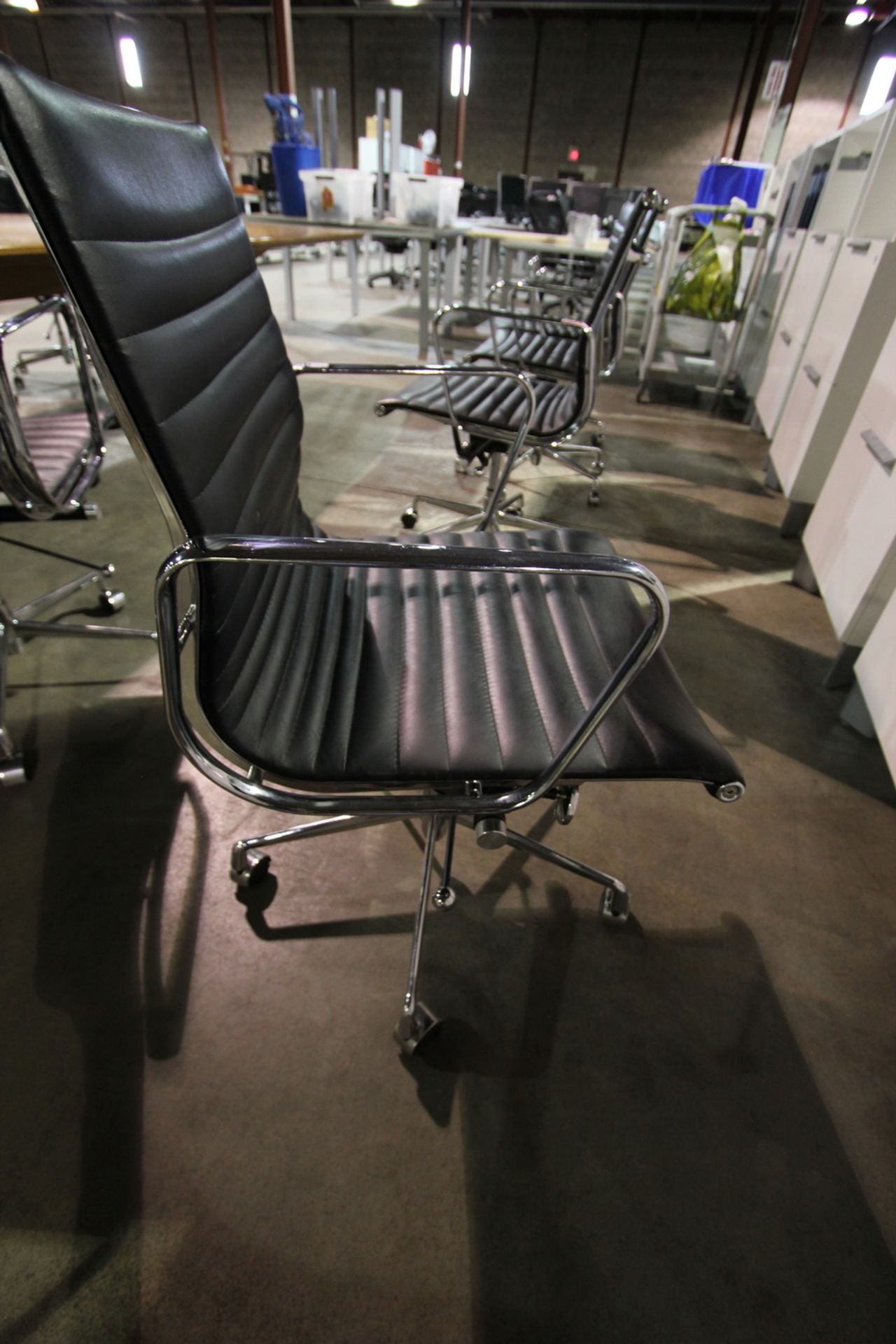 HERMAN MILLER EAMES BLACK LEATHER RIBBED OFFICE CHAIR - Bild 4 aus 4