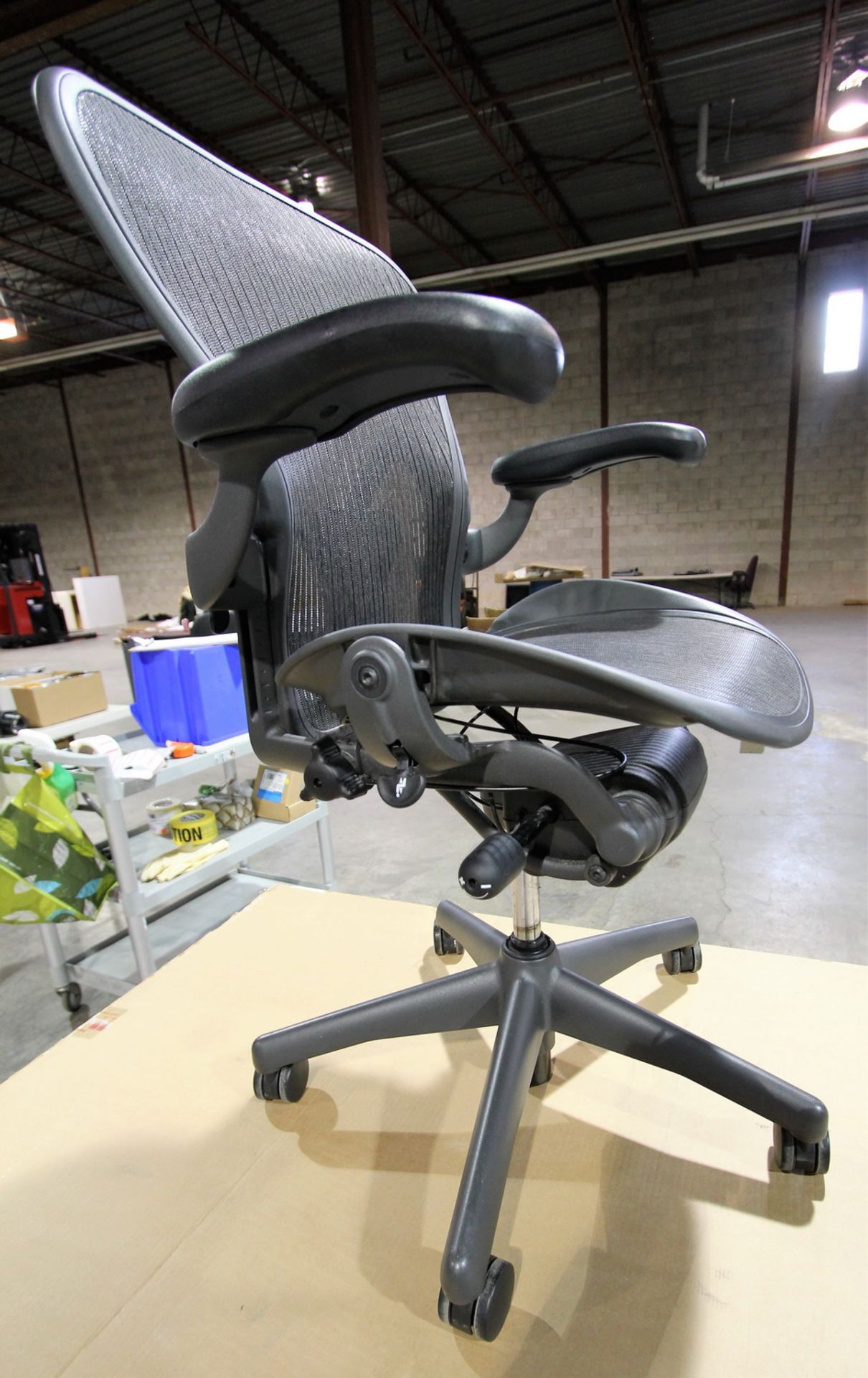 HERMAN MILLER AERON EXECUTIVE ARM CHAIR ON CASTORS - Bild 4 aus 5