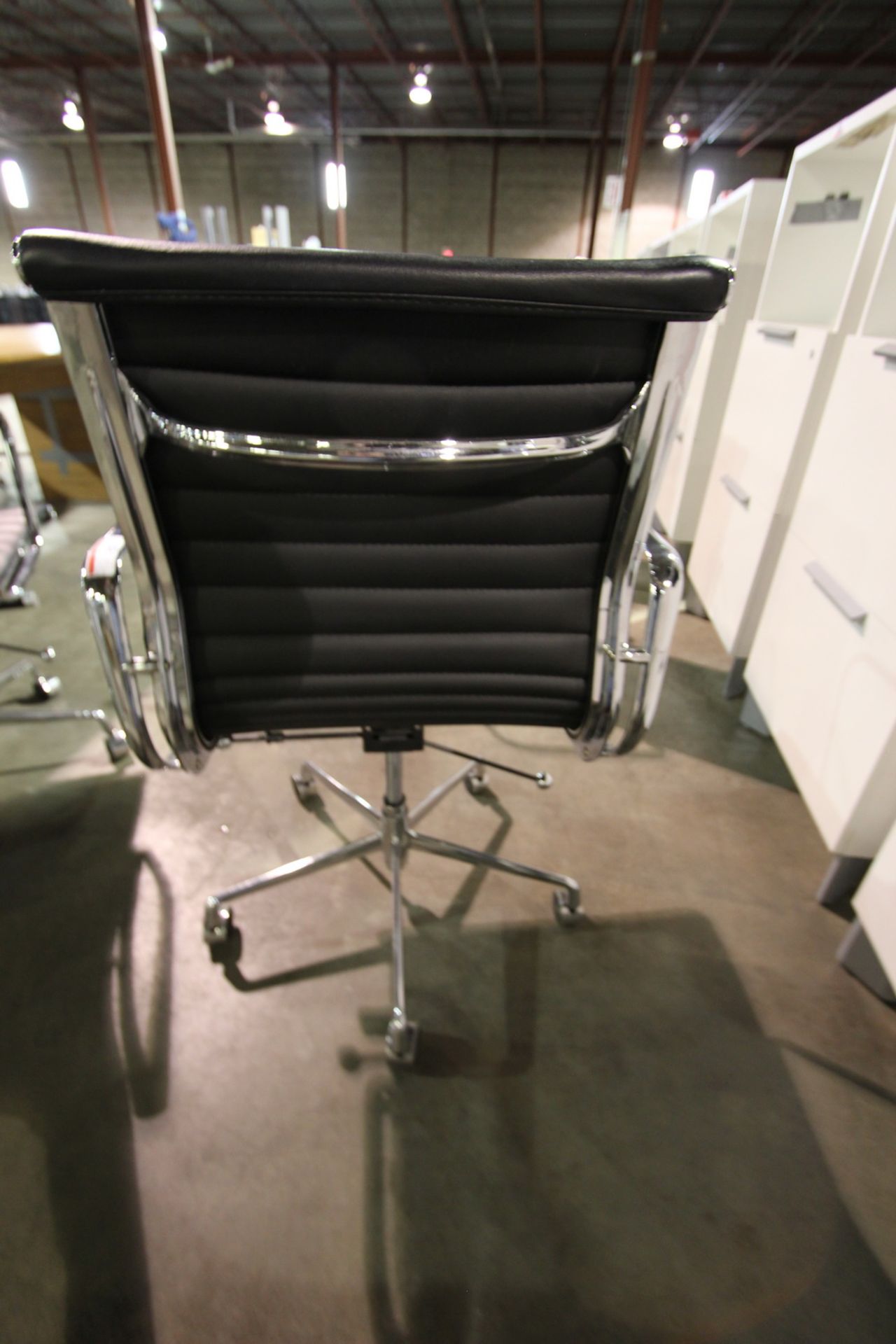 HERMAN MILLER EAMES BLACK LEATHER RIBBED OFFICE CHAIR - Bild 3 aus 4