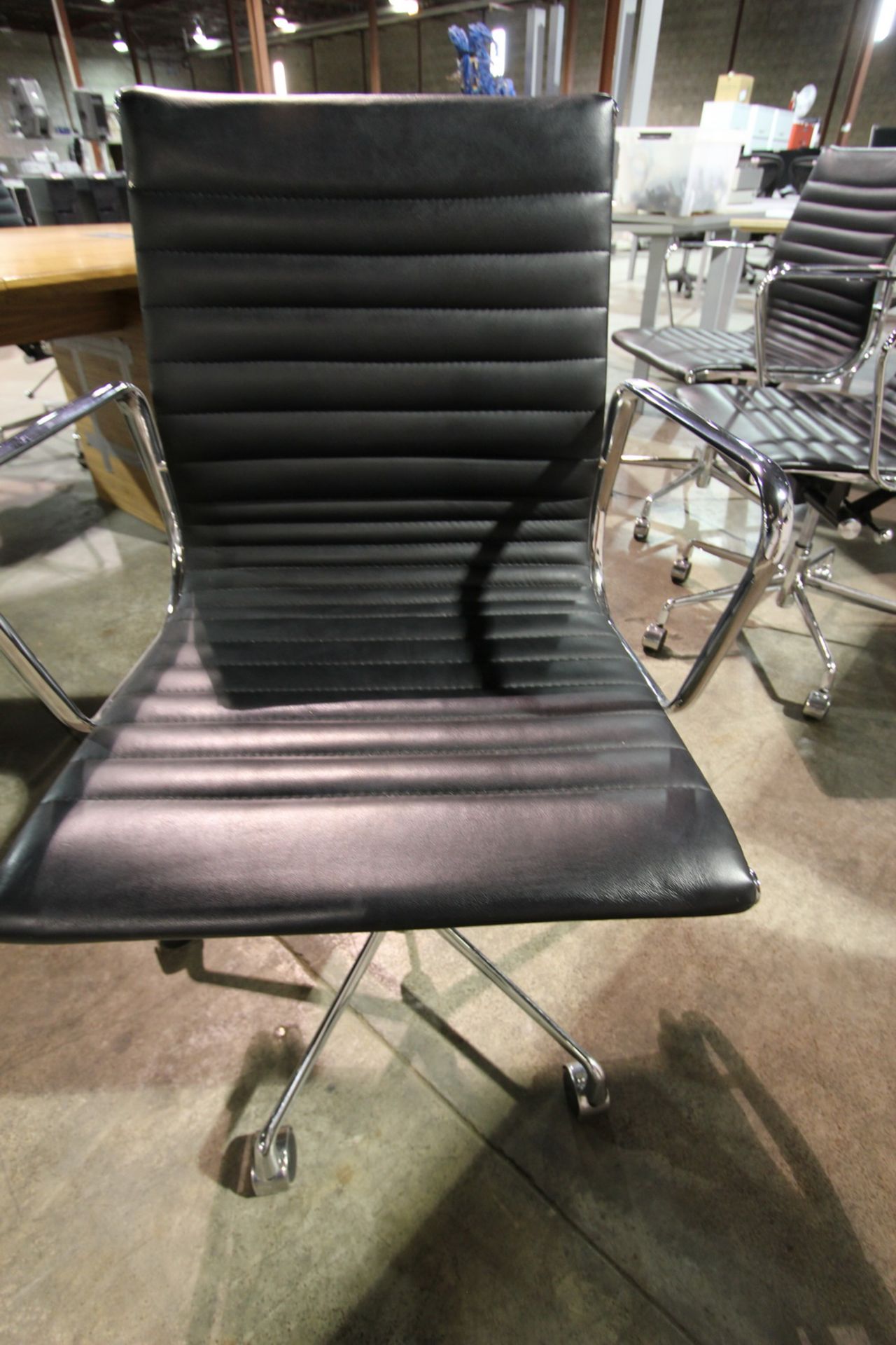 HERMAN MILLER EAMES BLACK LEATHER RIBBED OFFICE CHAIR - Bild 4 aus 4