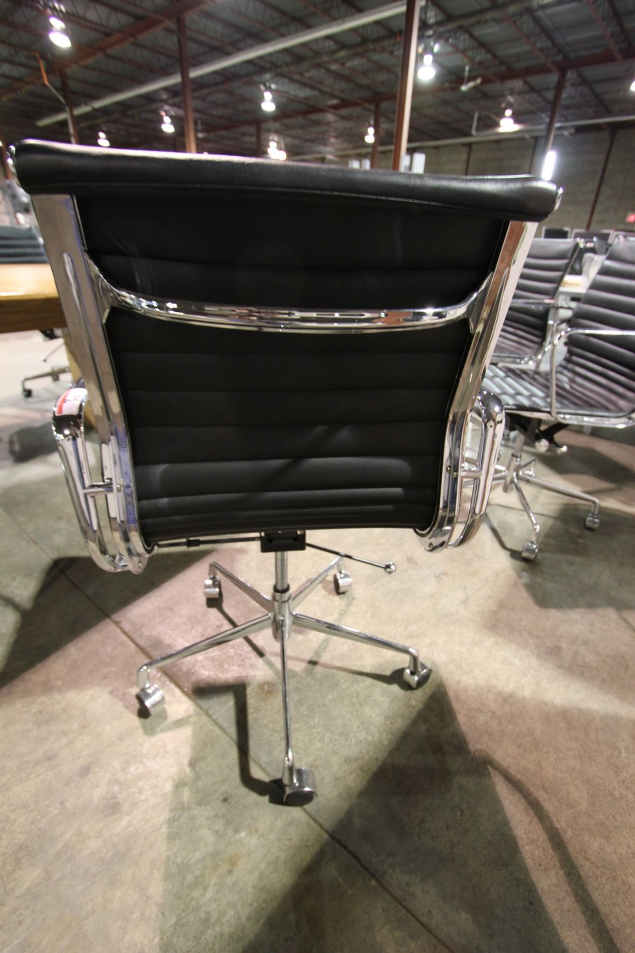 HERMAN MILLER EAMES BLACK LEATHER RIBBED OFFICE CHAIR - Bild 2 aus 4